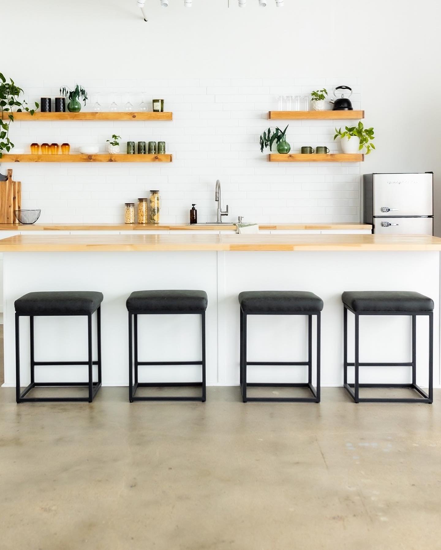 Kitchen views at the studio 👩&zwj;🍳
.
.
. 
#dallasphotographystudio #dallasphotostudio #naturallightphotographystudio #rentablephotographystudio #dallasphotographers #dallasphotographer #dallasvideographer #photostudio #brightsidestudios #brightsid