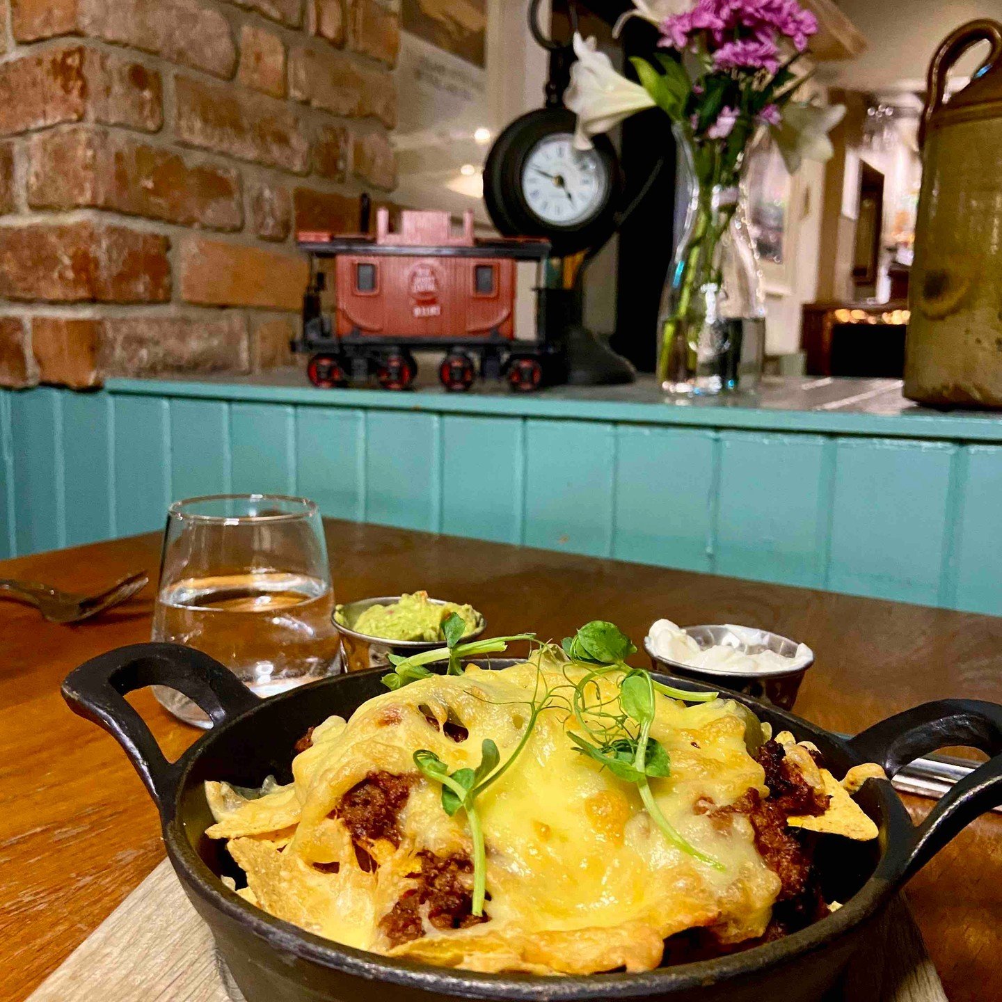 Tag who you would share our chilli beef nachos with? 🍽️

We are open: 
🚂5 - 9.30pm Wednesday to Friday 
🚂2 - 9pm Saturday 
🚂12.30 - 8pm Sunday 

Book your table via our website or bio. 

#fahan #railwaytavern #buncrana #restaurant #donegal #dinne