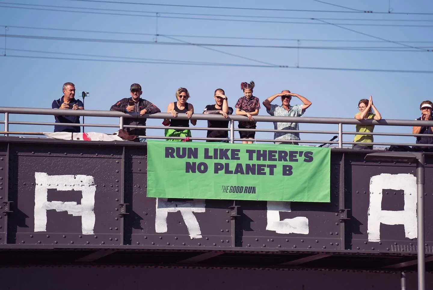 🌍🏃&zwj;♀️ RUN LIKE THERE&rsquo;S NO PLANET B 🏃&zwj;♂️🌍
Nachhaltigkeit im Sport f&auml;ngt nicht erst beim M&uuml;lltrennen an &ndash; sie beginnt mit Haltung.

Seit 2023 engagieren wir uns mit @sporthandeltfair beim Runden Tisch Nachhaltigkeit im