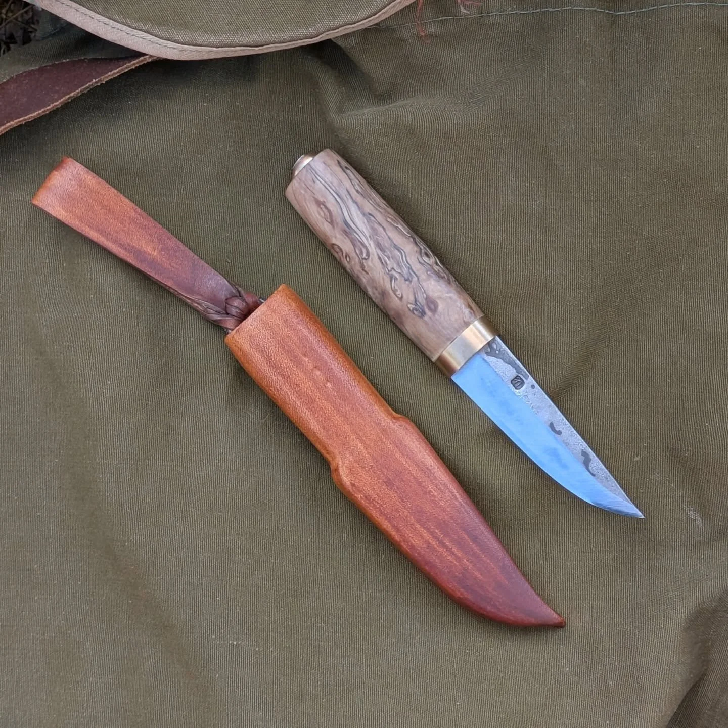 2/5 of the set that I made for the puukkosepp&auml; (puukkosmith) qualification.

Puukko that is made for everyday use.

Stenco leuku blade with bearing bronze fittings, stabilized curly birch handle. Sheath is veg. tan cow hide with wooden insert an