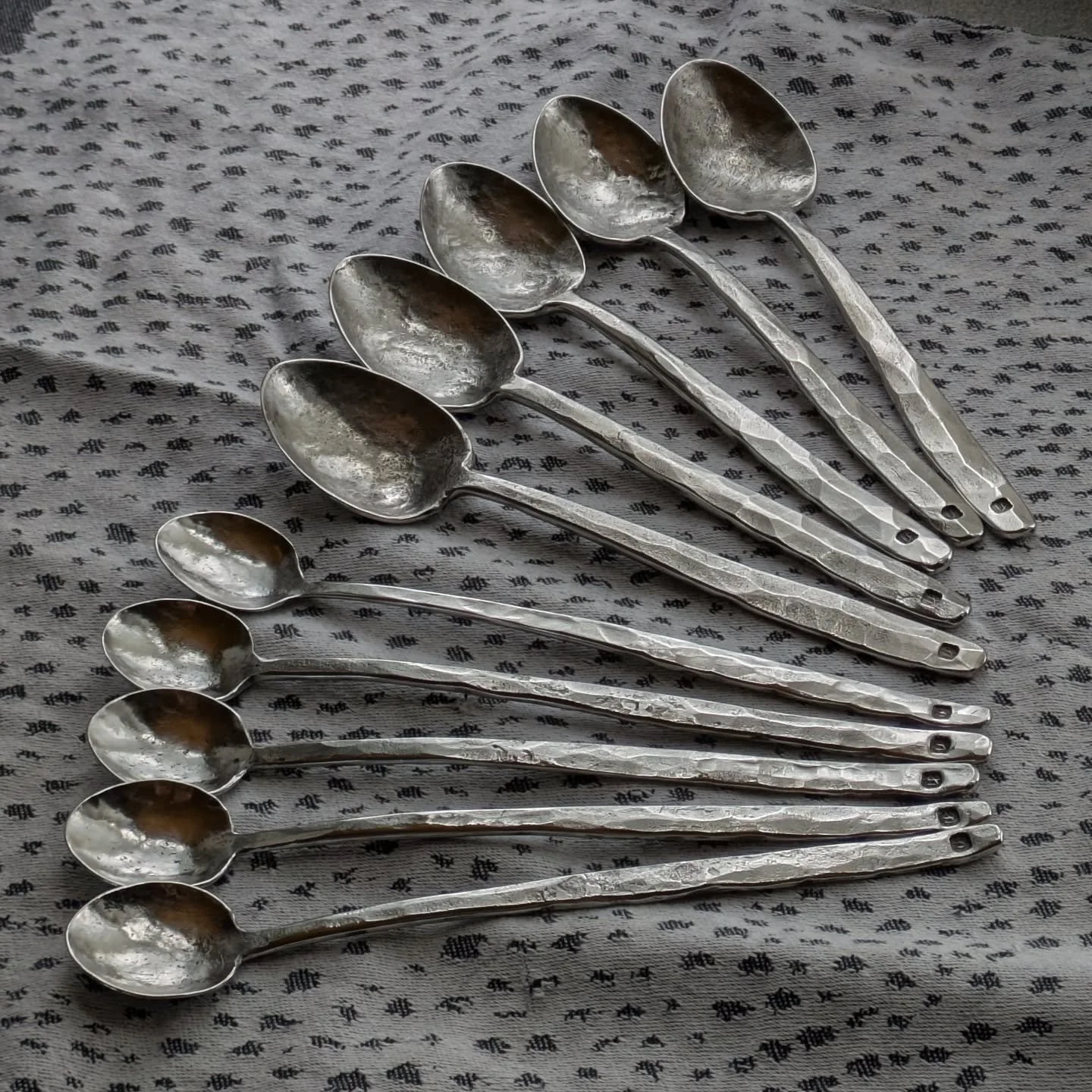 Dessert spoons and table spoons.
Forged stainless steel.
.
.
.
#blacksmith #sepp&auml; #handmade #handforged #eatingtools #spoon