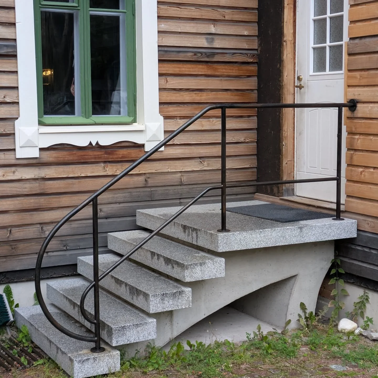 Railing that I made last year, finally managed to go take pictures from the finished installation. I also forged the fire ladders for the same customer.
.
.
.
#blacksmith #sepp&auml; #handmade #railing #kaide