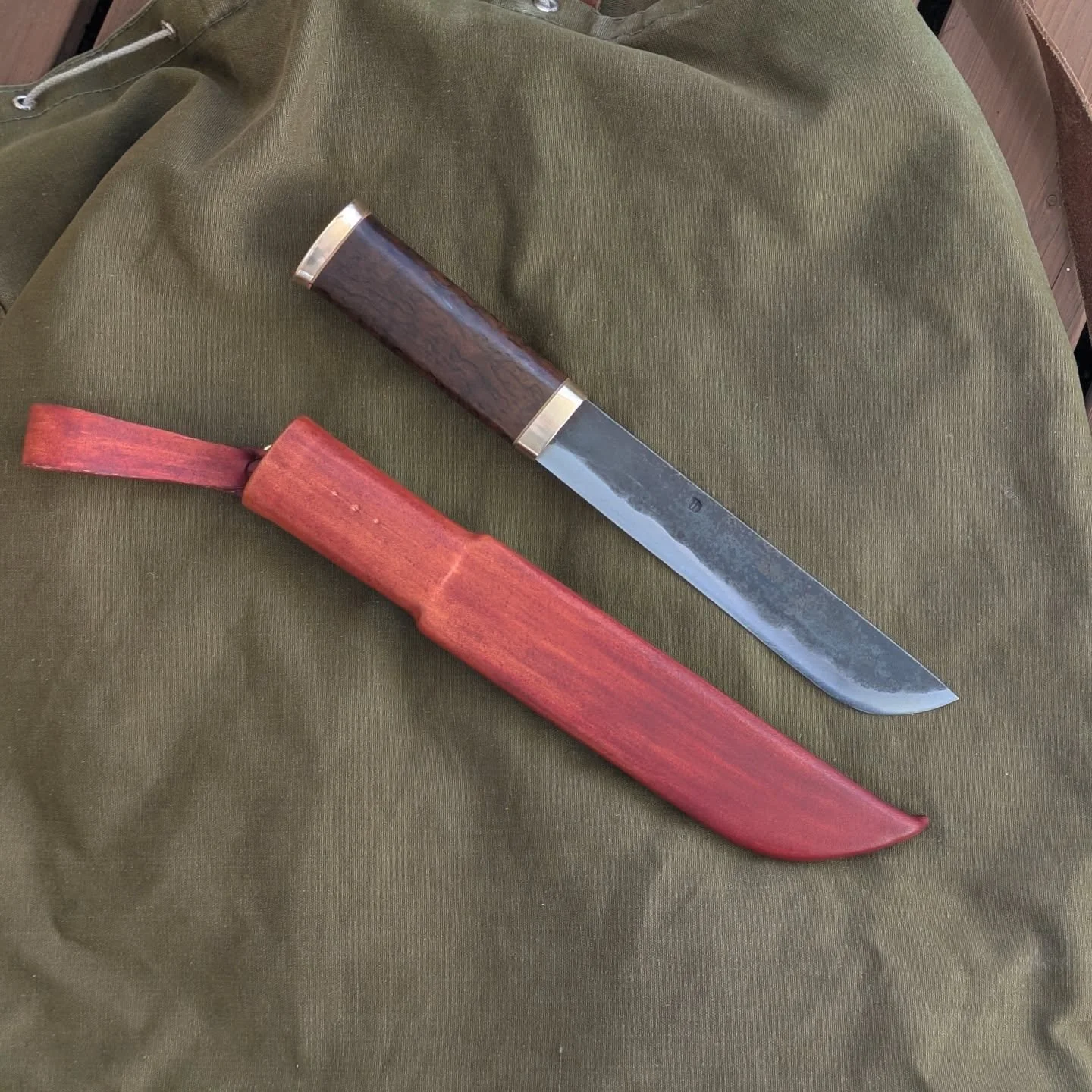 Leuku.
. 
180mm stenco leuku steel blade. Bearing bronze fittings and heat treated curly birch.
.
.
.
#blacksmith #sepp&auml; #puukkosepp&auml; #handmade #handforged #puukko #leuku