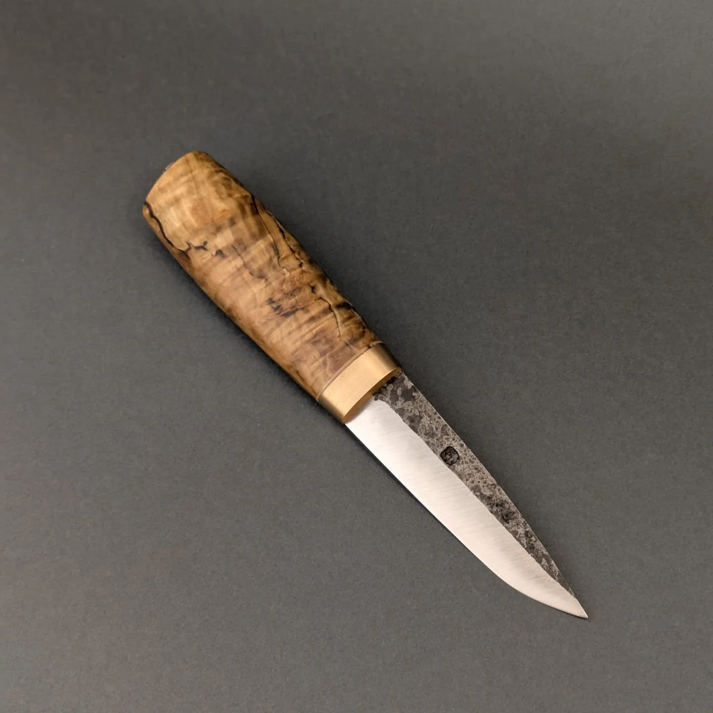 Puukko.
Stenco leuku blade with bearing bronze fittings and stabilized curly birch handle. Cow hide sheath with wooden insert and stainless steel ring for the belt loop.

#blacksmith #sepp&auml; #puukkosepp&auml; #puukko #handmade