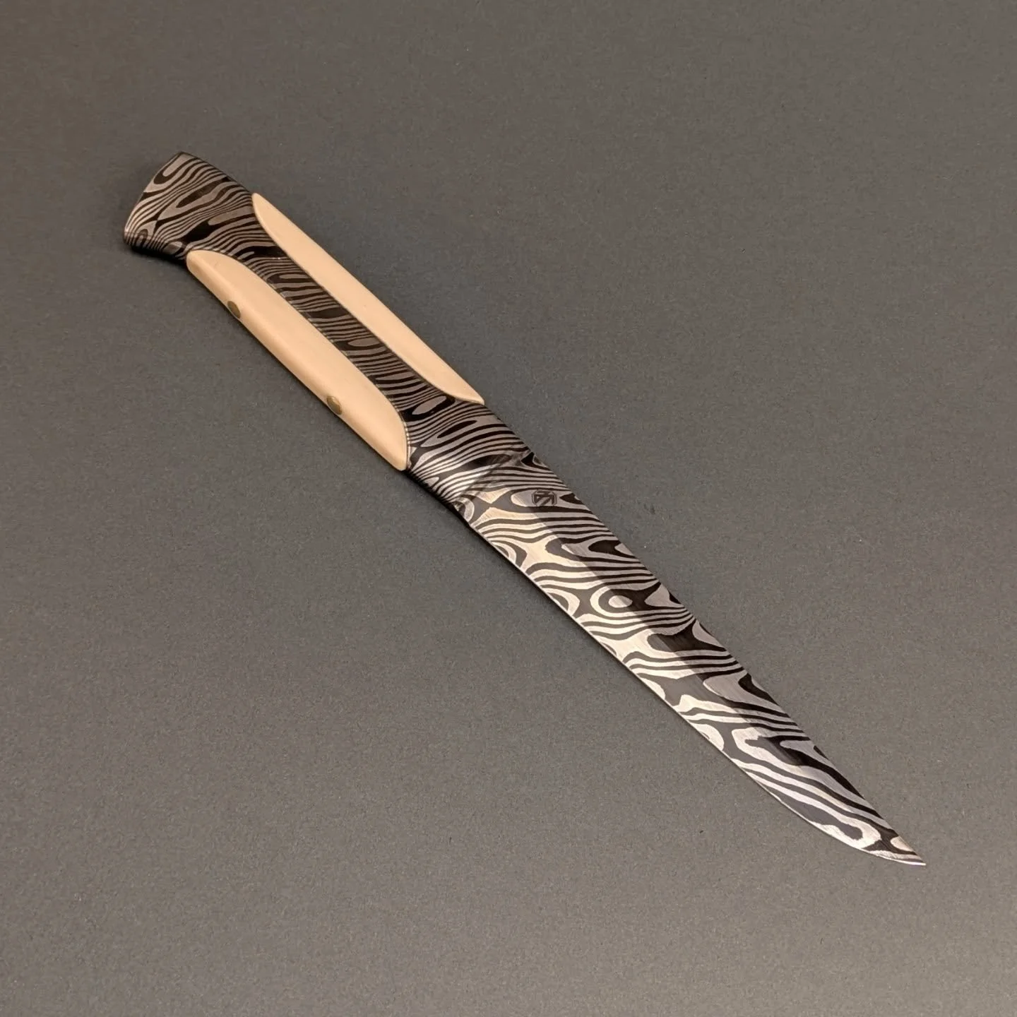 Twisted damascus blade. Elforyn scales with brass pins.
15n20 and 1075 steels. Cow hide sheath with kydex insert.
.
A bit different style that I'm used to, fun and challenging project thought. Inspired by @knivmakerriskyer71
.
.
.
#blacksmith #sepp&a