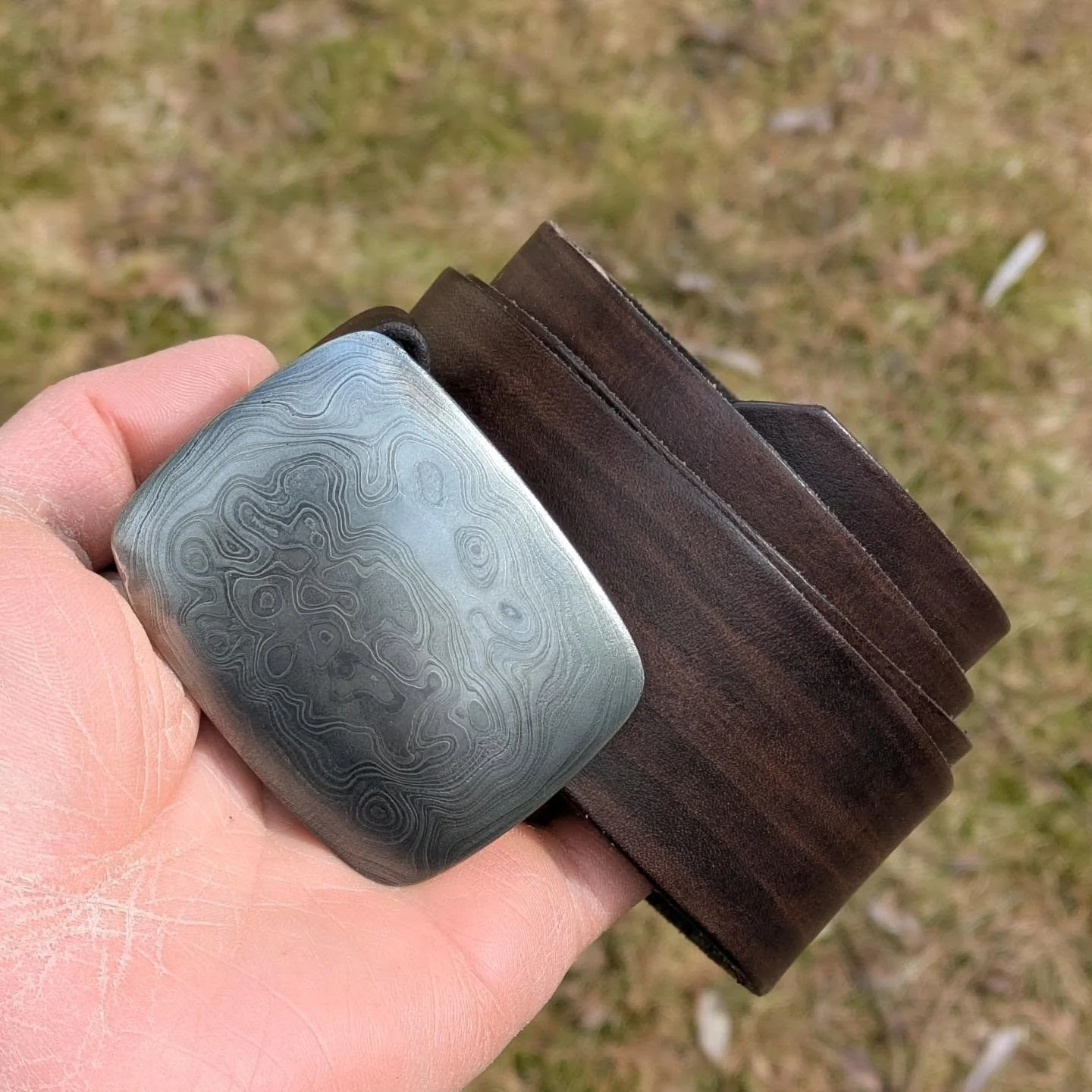 Damascus belt buckle with custom leather strap.
.
.
.
#blacksmith #sepp&auml; #handforged #damascus #belt