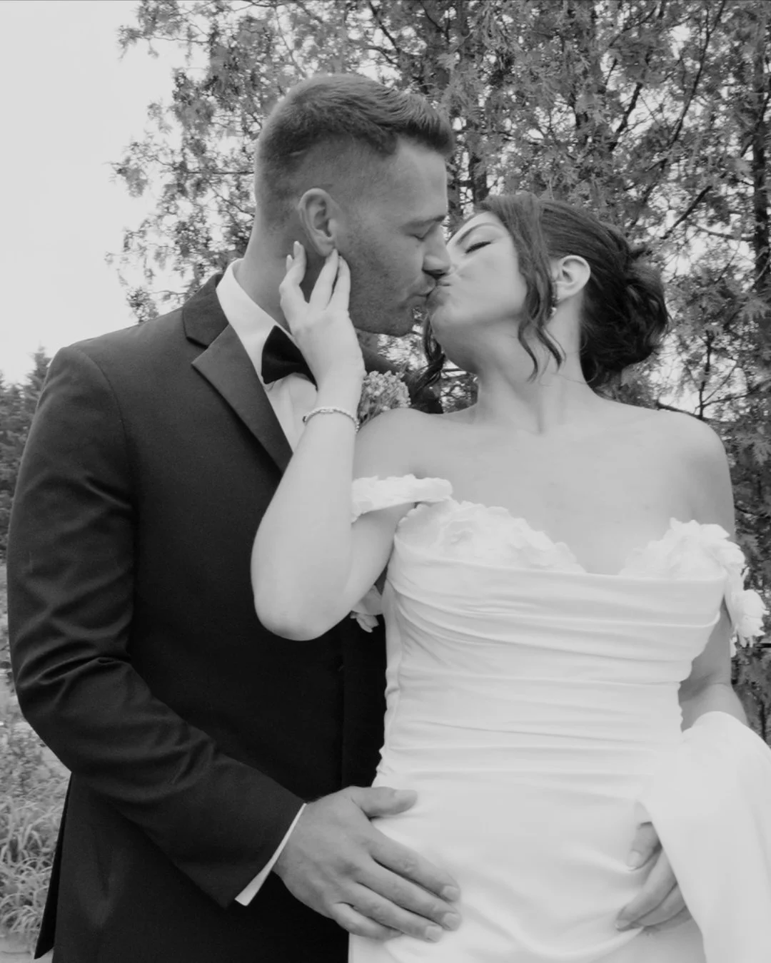 wedding couple kissing