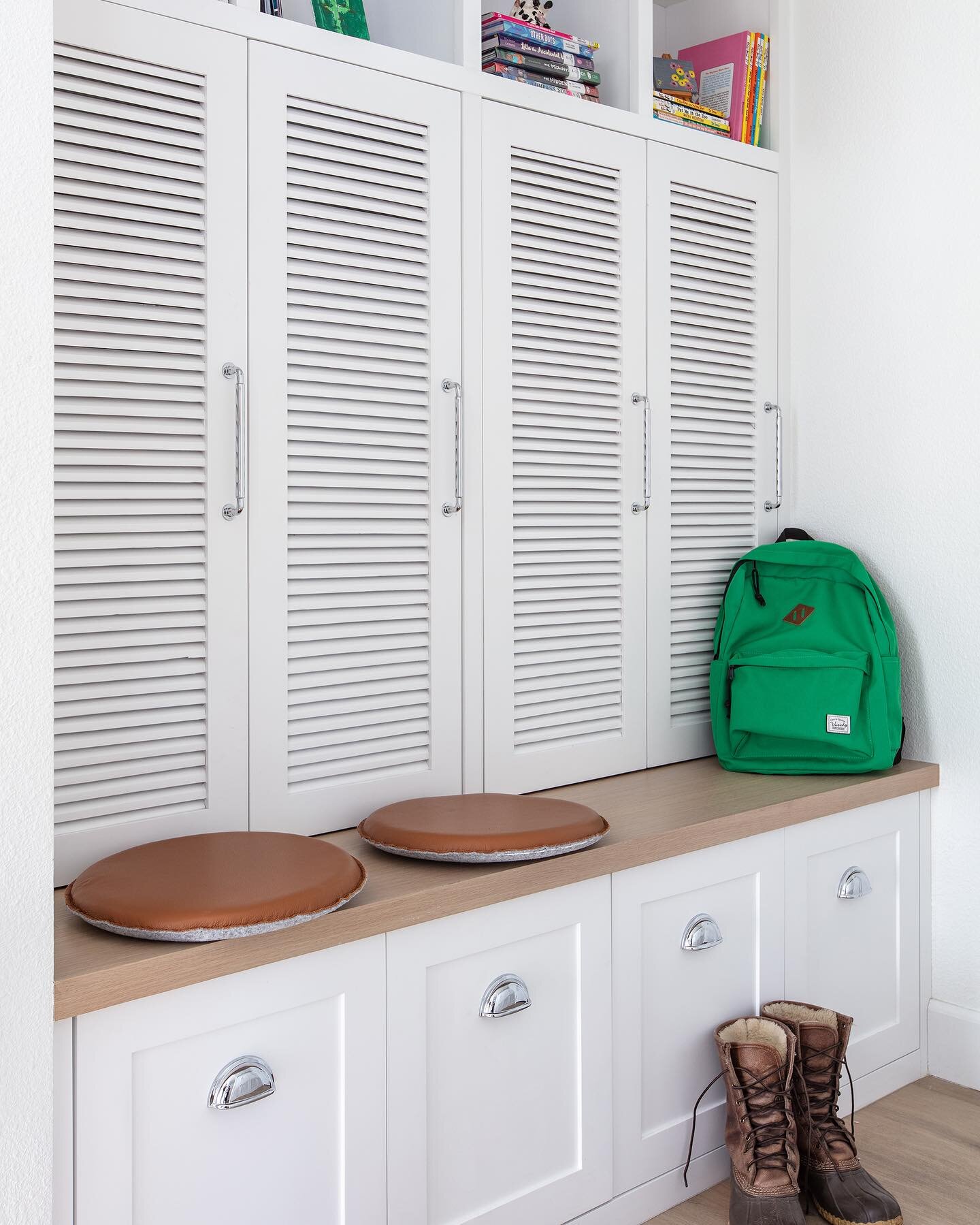 Back to school vibes all around! 
I&rsquo;d love to rock this bright green backpack into a new school year 📚
.
Interiors by @embriodesignstudio 
📸 by @nataliarobertphoto - please use photos with permission only
.
.
.
#interiorphotography #sandiegop