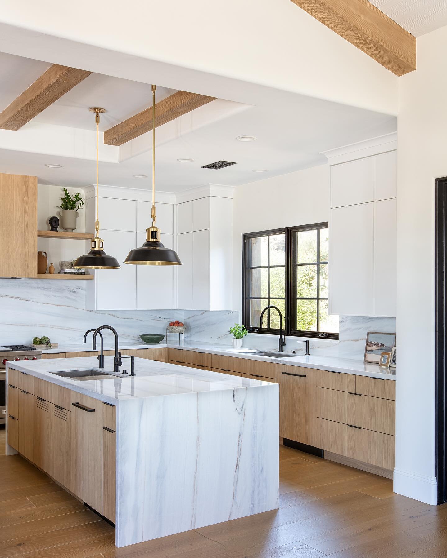 Modern and warm, this kitchen may have convinced me that two islands are kinda a necessity&hellip; 🤩
.
Interiors by @blytheinteriors 
📸 by @nataliarobertphoto - please only use photo with written permission.
.
.
.
#interiorphotography #interiorphot