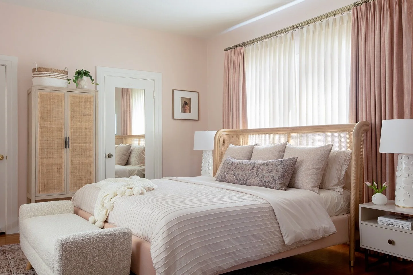 When you want a pink room that also feels grown up and a little sexy&hellip; 😍
.
Interiors by @jaccardinteriors 
.
.
.
#interiorphotography #interiorphotographer #sandiegointeriordesign #sandiegointeriors