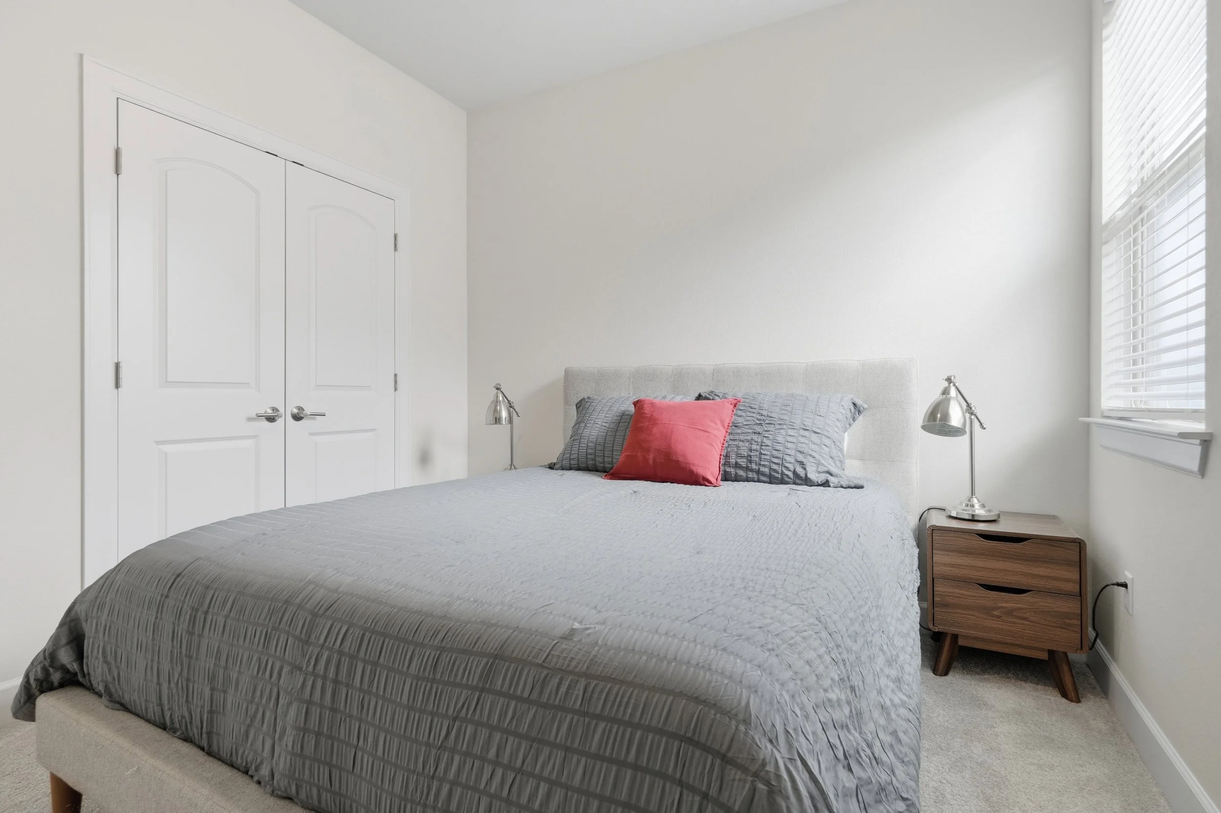 Queen bed in middle bedroom upstairs.jpg