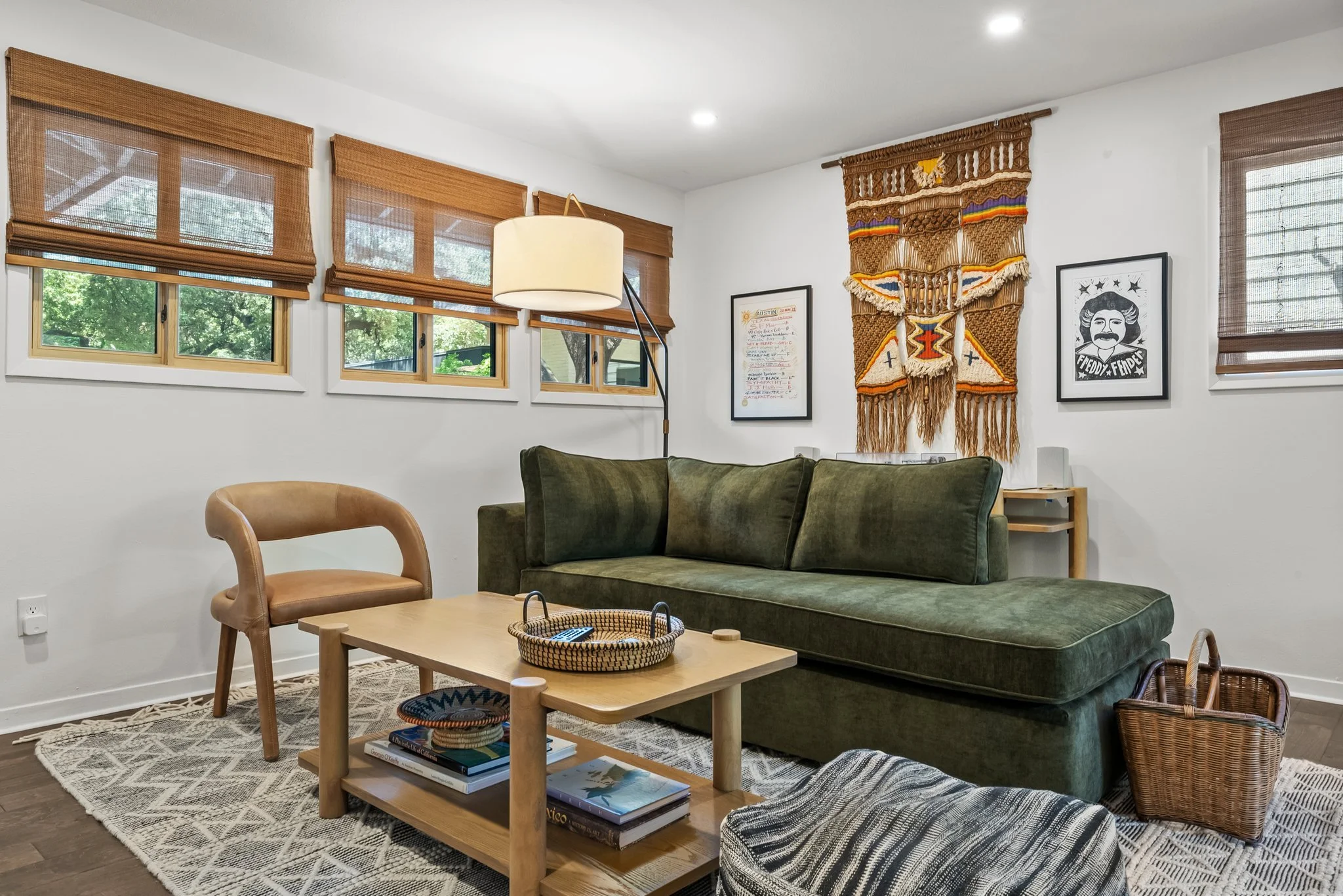 Living room. TV, turntable with records, books and reading material, wifi, smoke detector, carbon monoxide alarm
 room 