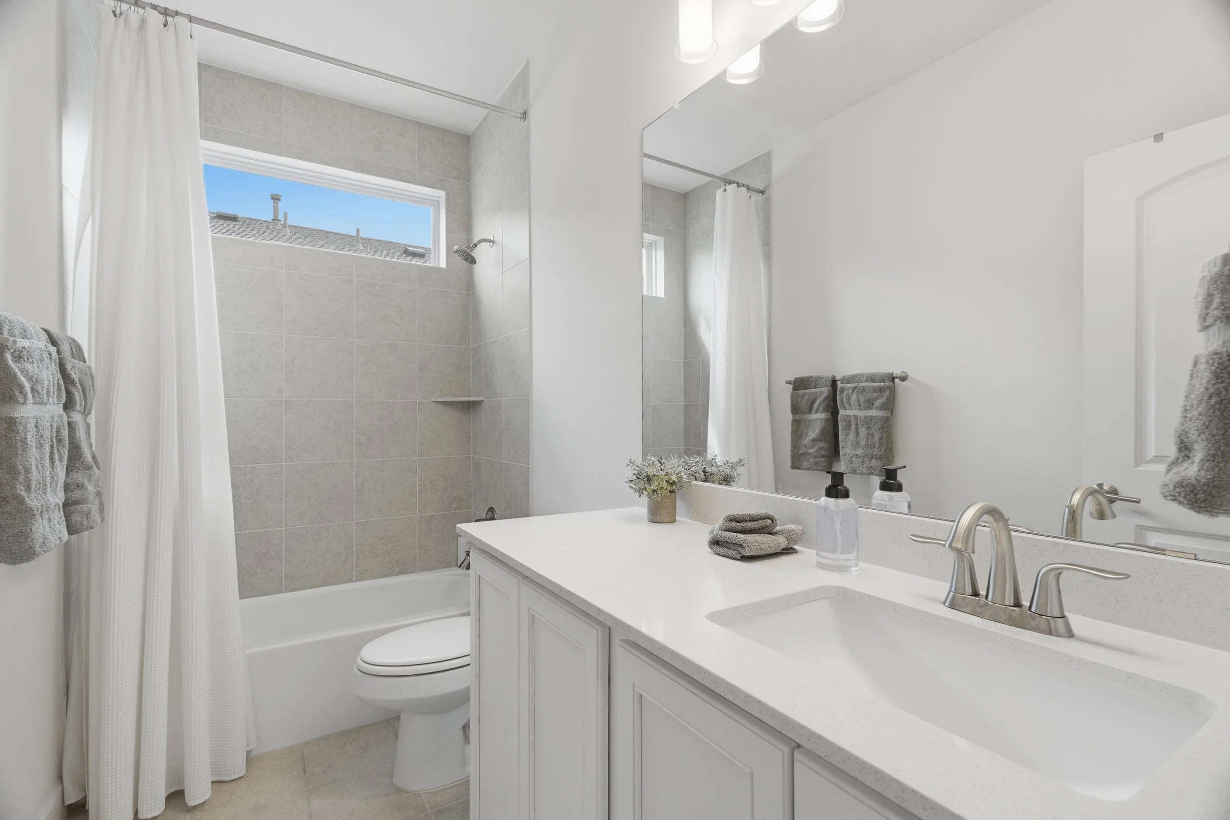 Full bath upstairs.jpg