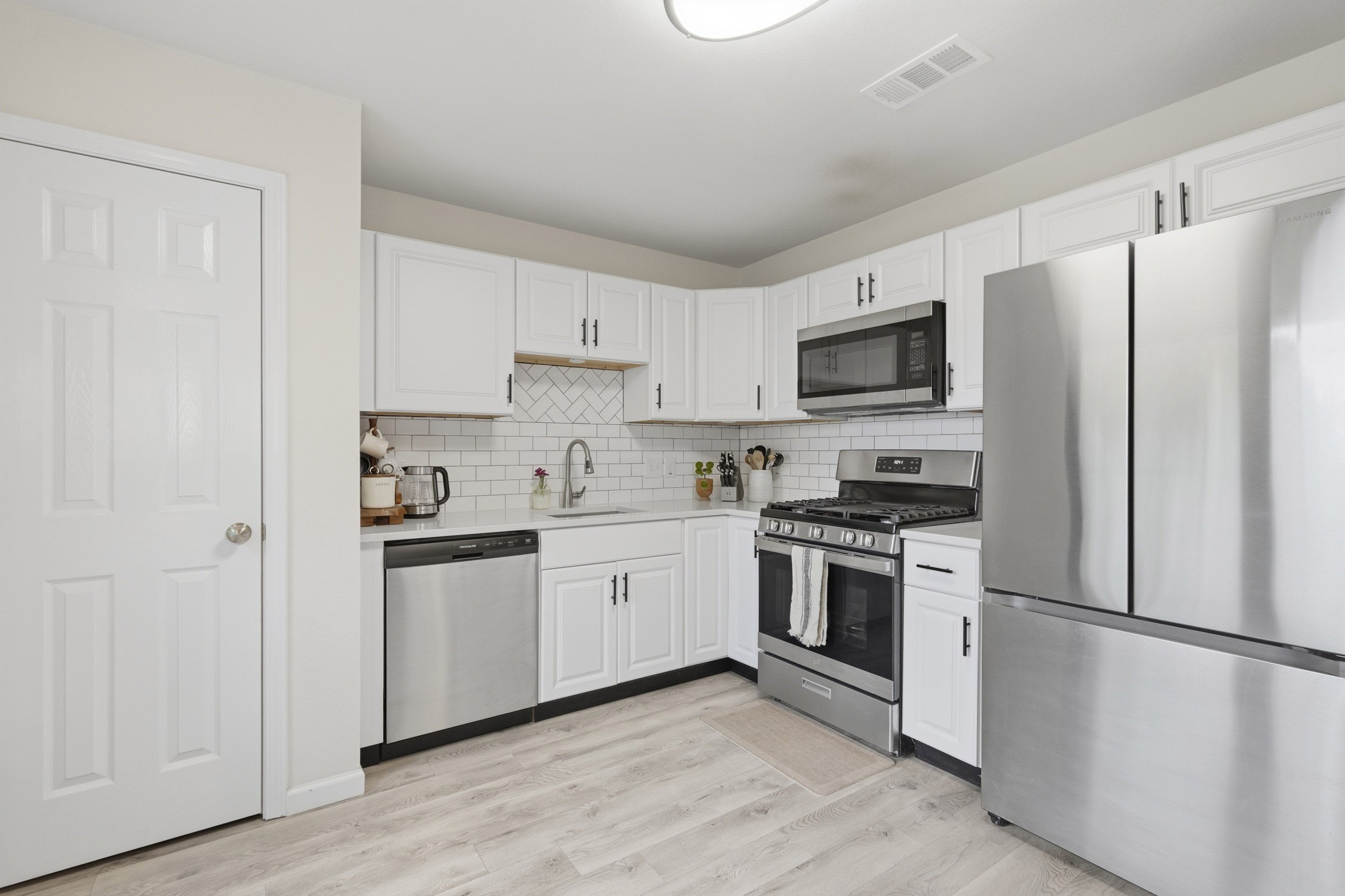 Full kitchen