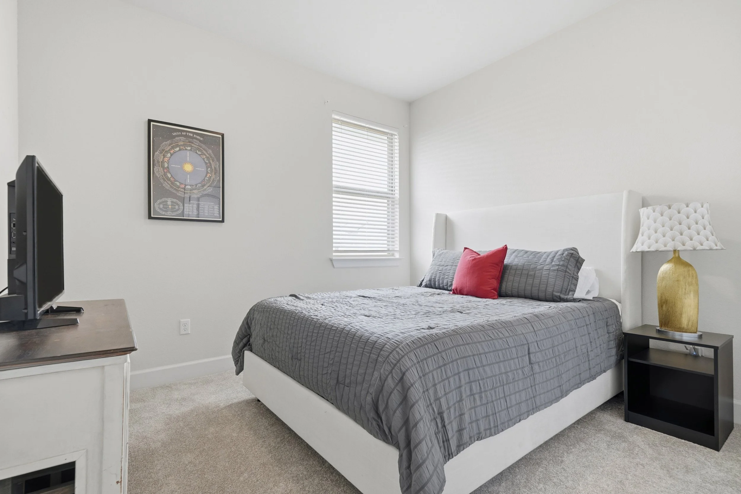 Queen bed in 1st bedroom upstairs.jpg
