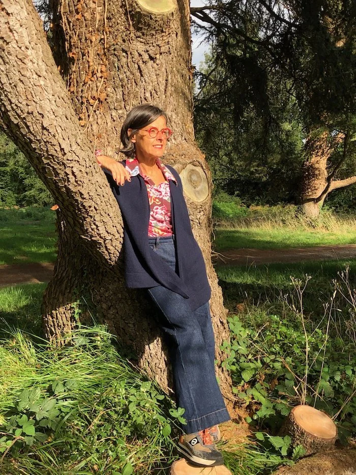 Gwenaelle naturopathe accompagne les jeunes offrant des randonnées en pleine nature