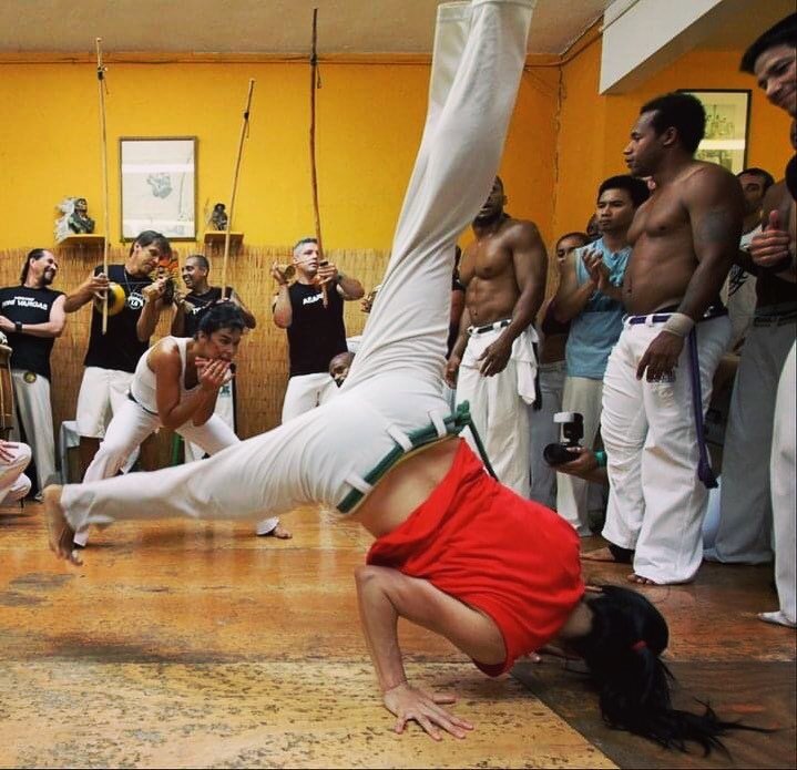 #TBT! One of the many amazing rodas at CBLA 🤸🏽 Such great people, memories and incredible ax&eacute; 🔥❤️

Looking forward to more wonderful training, rodas, learning and growing  together! 

📷: @beckcbeats 🙏

#tbt #capoeira #capoeirabrasil #mest