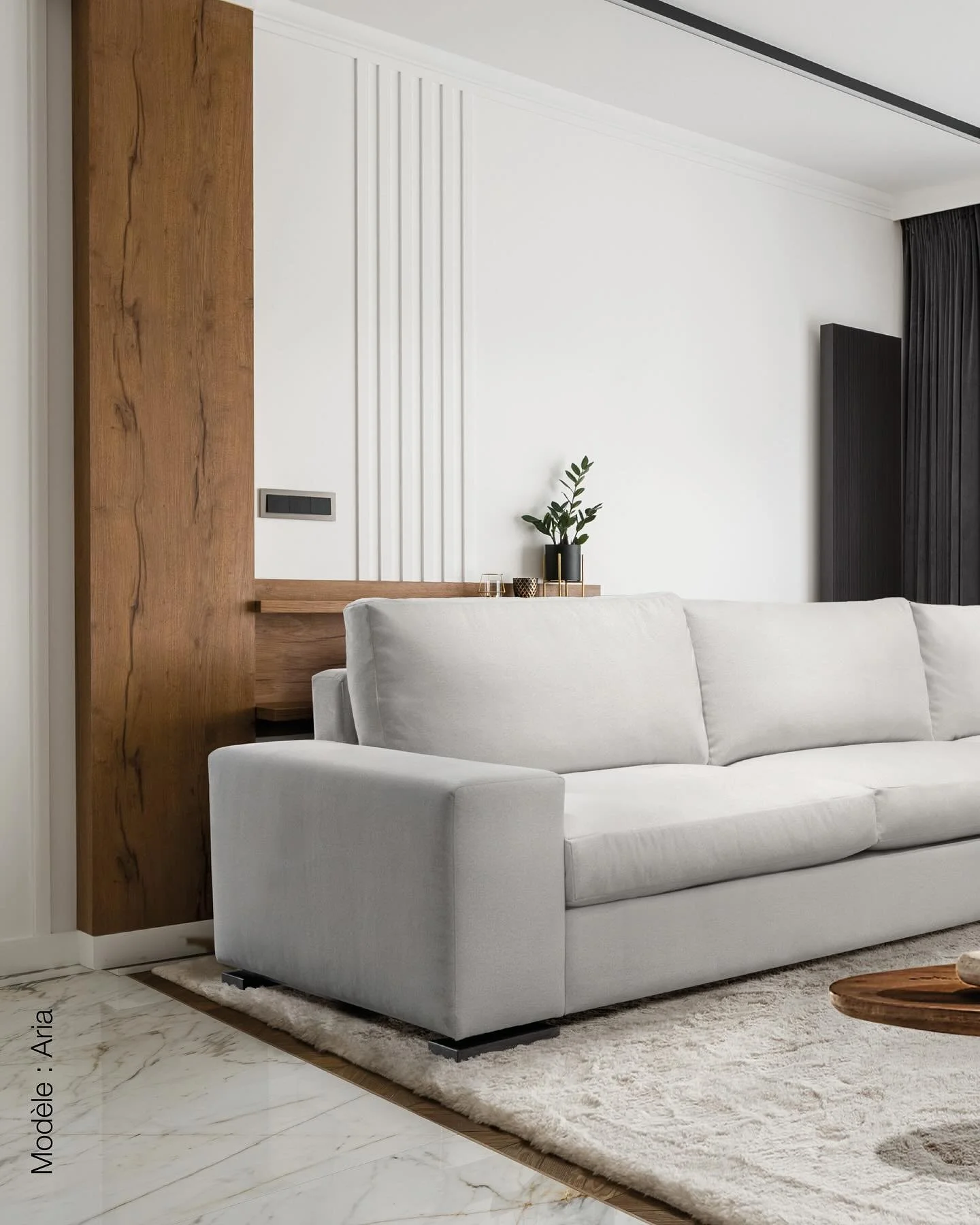 Bugatti Design vous pr&eacute;sente l&rsquo;un de ses sofas vedettes, alliant confort, intemporalit&eacute; et &eacute;l&eacute;gance essentielle.
Fruit d&rsquo;une collaboration raffin&eacute;e avec Dolce Bianca, entreprise montr&eacute;alaise sp&ea