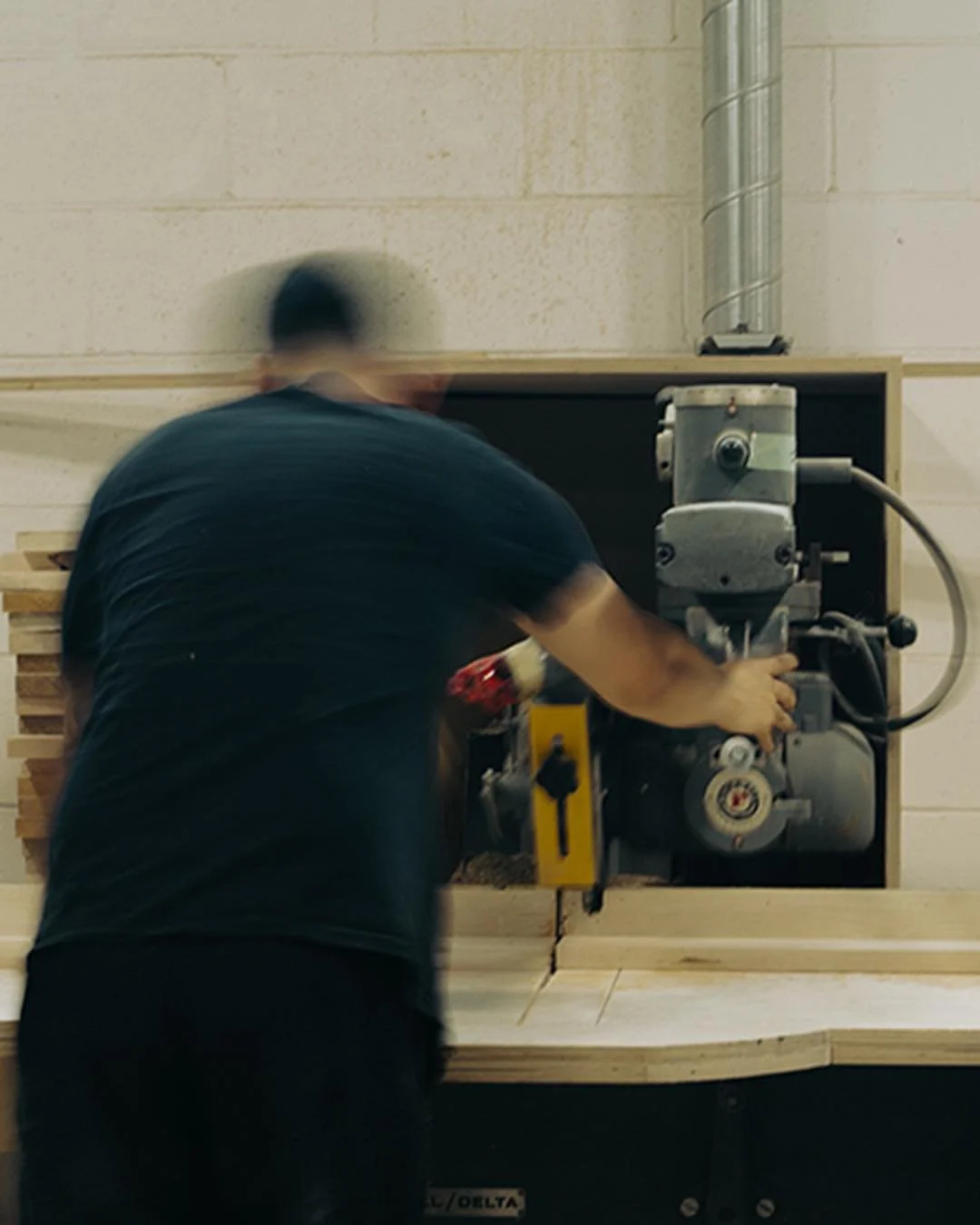 Dans l&rsquo;atelier Bugatti Design, la mati&egrave;re est approch&eacute;e avec exigence, d&egrave;s les premiers gestes.

Chaque pi&egrave;ce prend naissance dans un travail minutieux, o&ugrave; la main guide, ajuste et r&eacute;v&egrave;le toute l