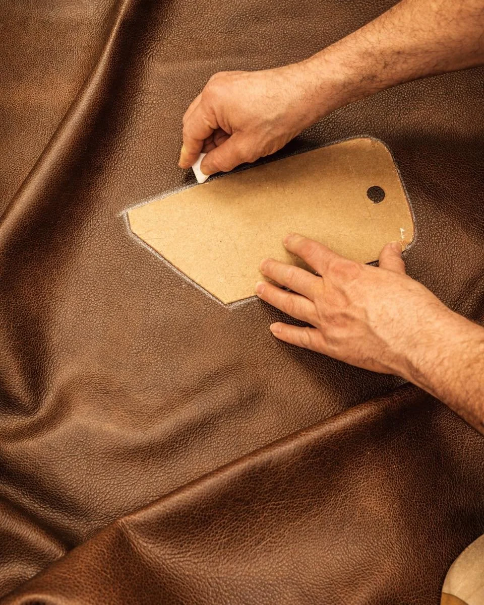 Chaque ligne na&icirc;t du geste..

Chez Bugatti Design, le tra&ccedil;age s&rsquo;effectue enti&egrave;rement &agrave; la main, &agrave; l&rsquo;aide de patrons en carton traditionnels. Une approche exigeante qui permet une inspection minutieuse de 