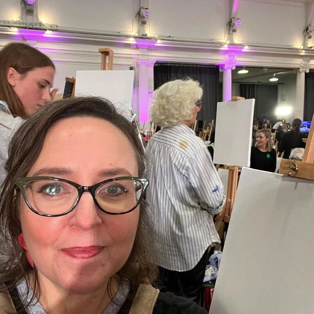 ***ARTIST UPDATE***
Posted @withregram &bull; @sheri.gee.art 🥳 I was thrilled to be part of #paotyworldrecord on Saturday with @artistoftheyear and nearly 200 other artists. Well done @artistoftheyear - you did it!!

Around 200 of us descended on Lo