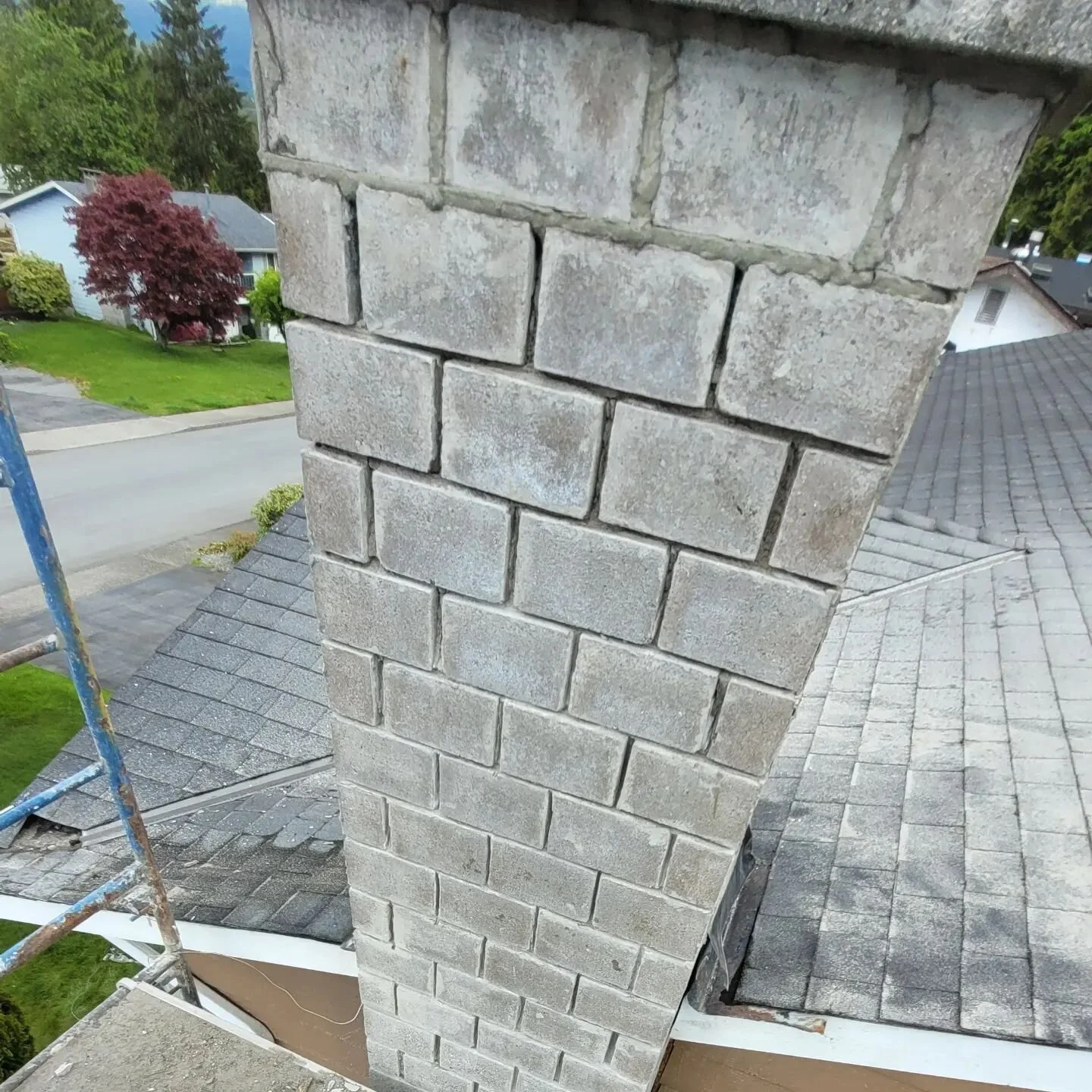 Tuck pointing chimney restoration.#tuckpointing #masonry #restorationproject#milwaukee #marshalltown #marshalltowntools #diabloblades#honeywell#bricklayer #bricklayers #bricklayerlife #resto #stonemason #stonemasonry #milwaukeetools#bricklayersonline