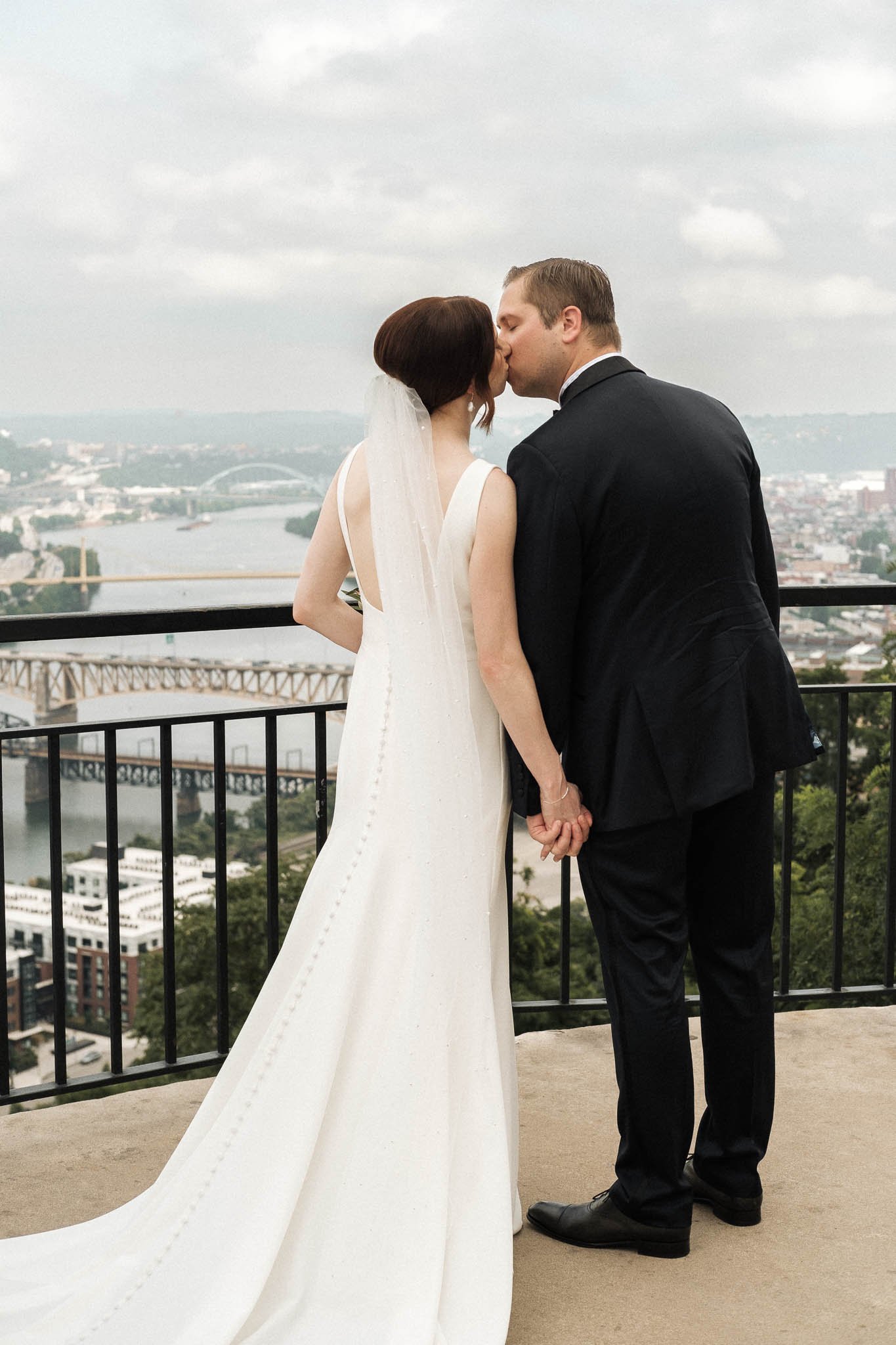  downtown pittsburgh wedding bride and groom photos 