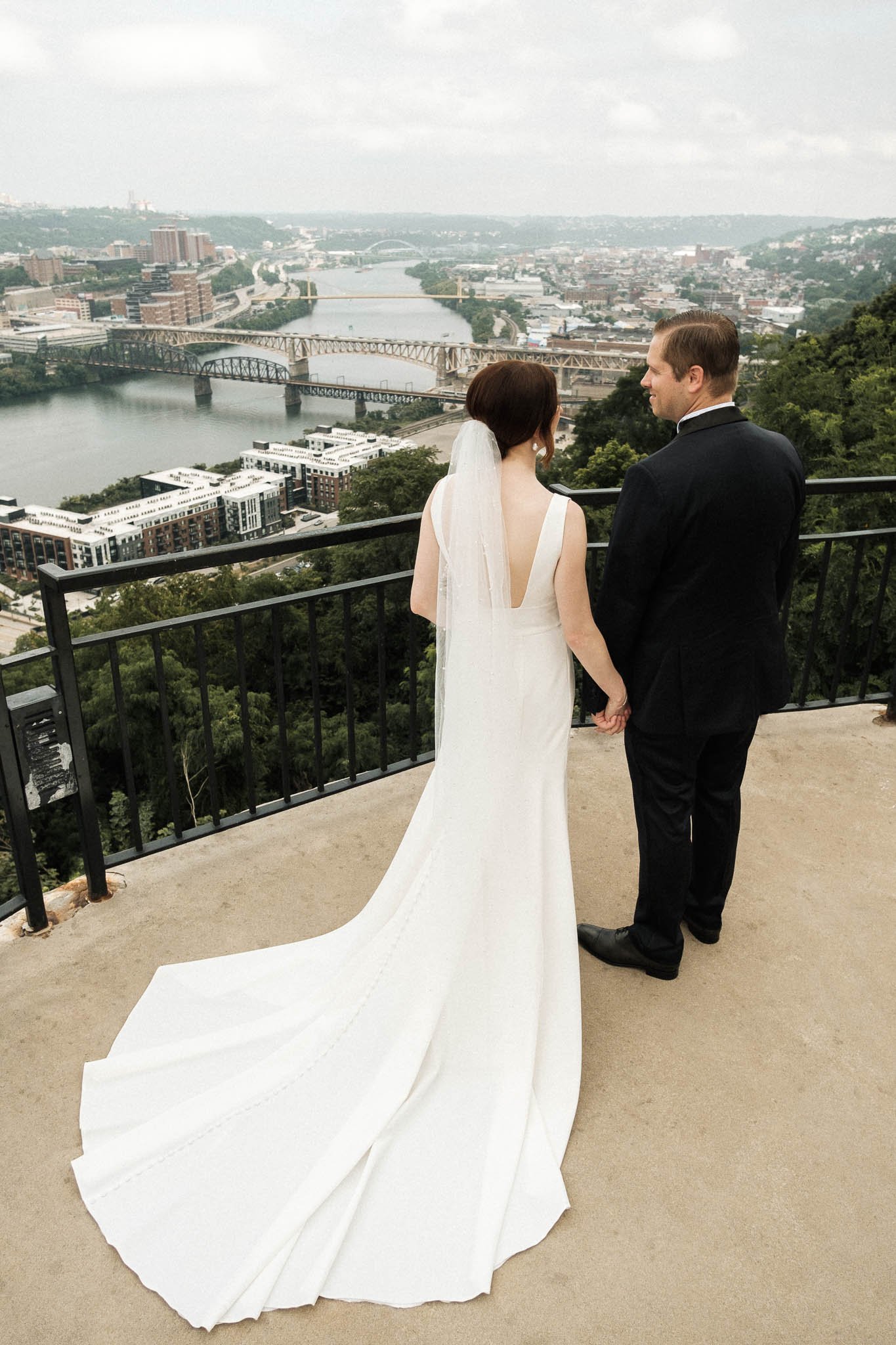  downtown pittsburgh wedding bride and groom photos 