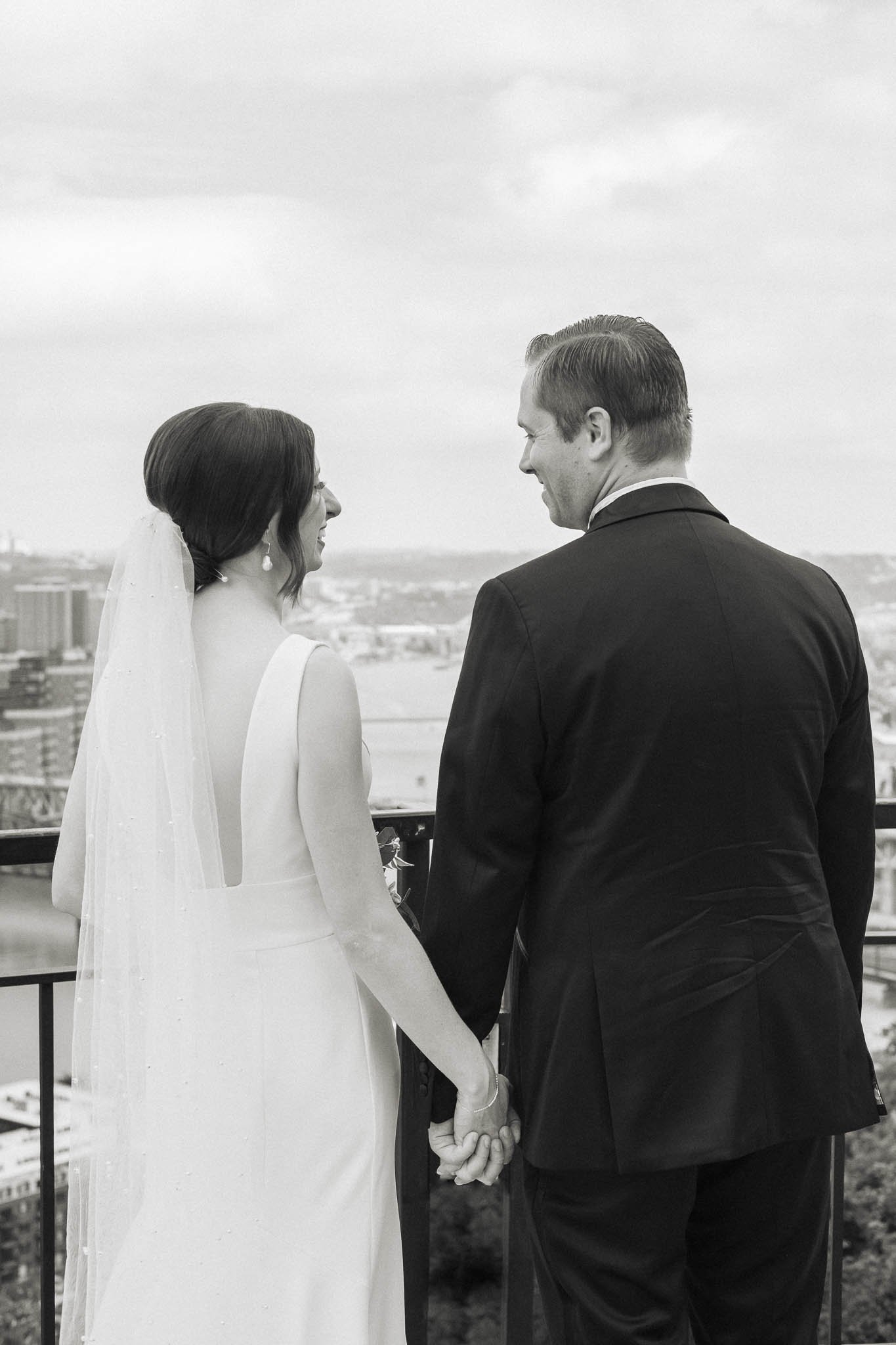  downtown pittsburgh wedding bride and groom photos 