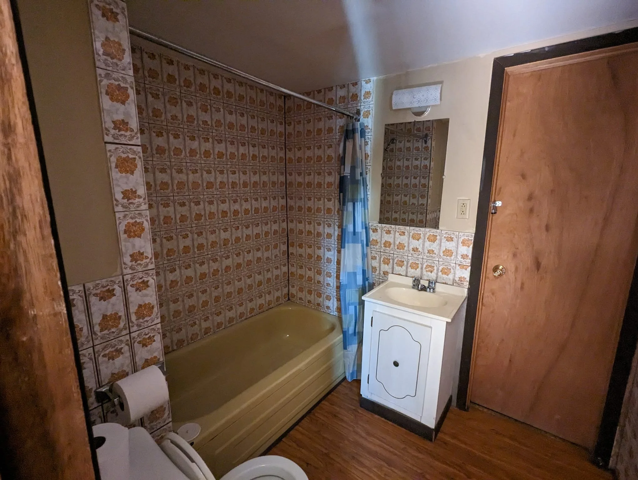 Kora Traditional Unit 5 Bathroom with full tub, sink and toilet