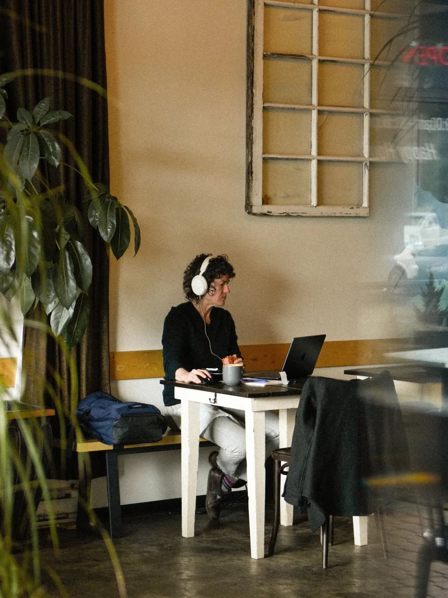 What brings you to a caf&eacute;? ☕

Are you the laptop open, getting things done type?
The catching up with friends for hours type?
The quiet corner with a good book type?
Or the people-watching with a latte in hand type?

Caf&eacute;s are funny lik