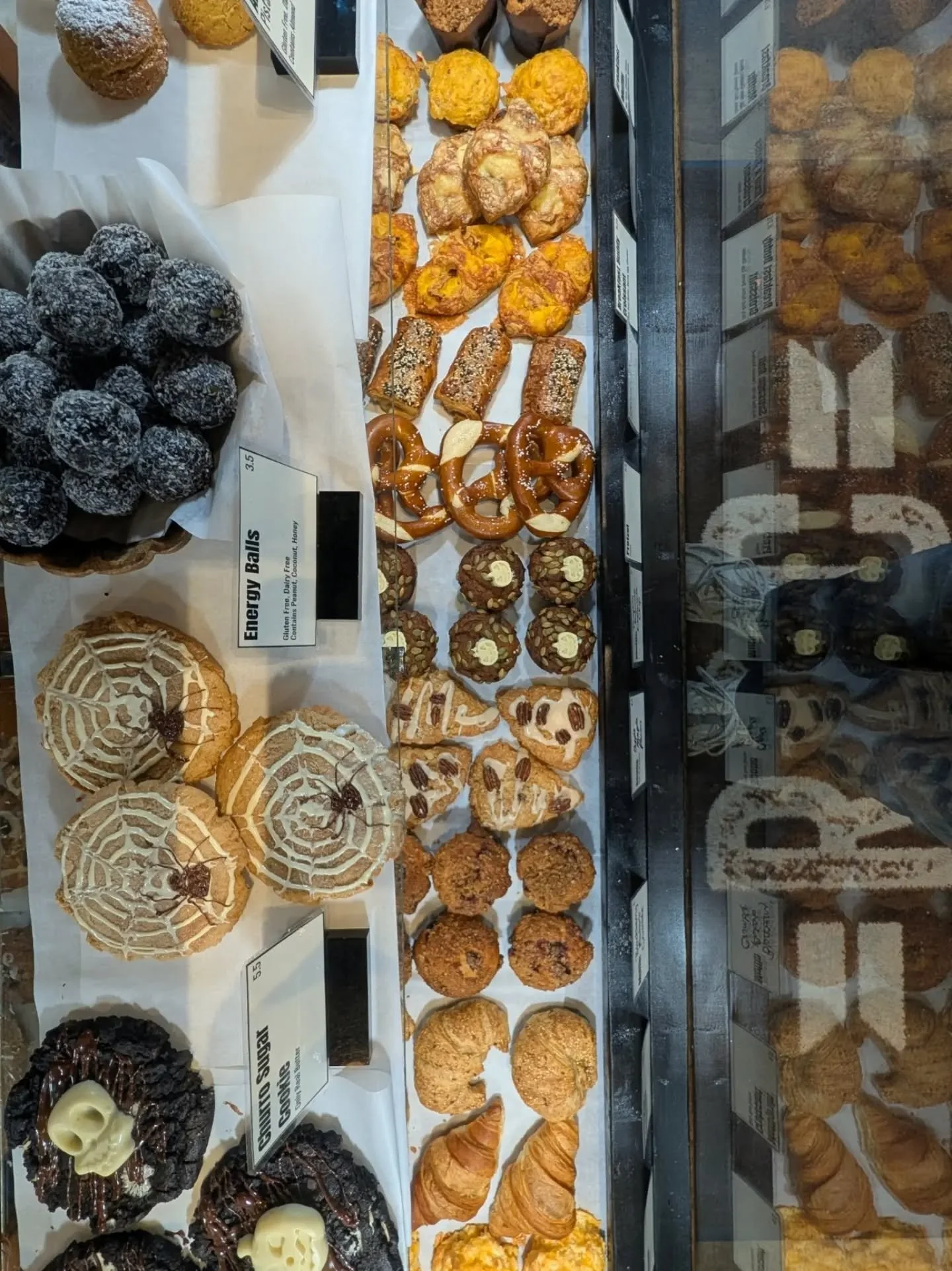Fall vibes? Immaculate. 🍂☕️

Our bakery case is looking a little extra irresistible lately. Think cozy autumn flavours, freshly baked treats, and all the delicious smells that make you want to stay a little longer.

🍪 Made from scratch and Baked fr