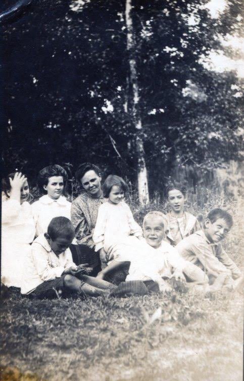  1908 - Cora Snow McKeown, Sallie Hedick, Anna Mein McKeown, Mary McKeown (in lap), Ella Maud Snow, Jim Snow, Robert Grubbs, Edgar Snow 