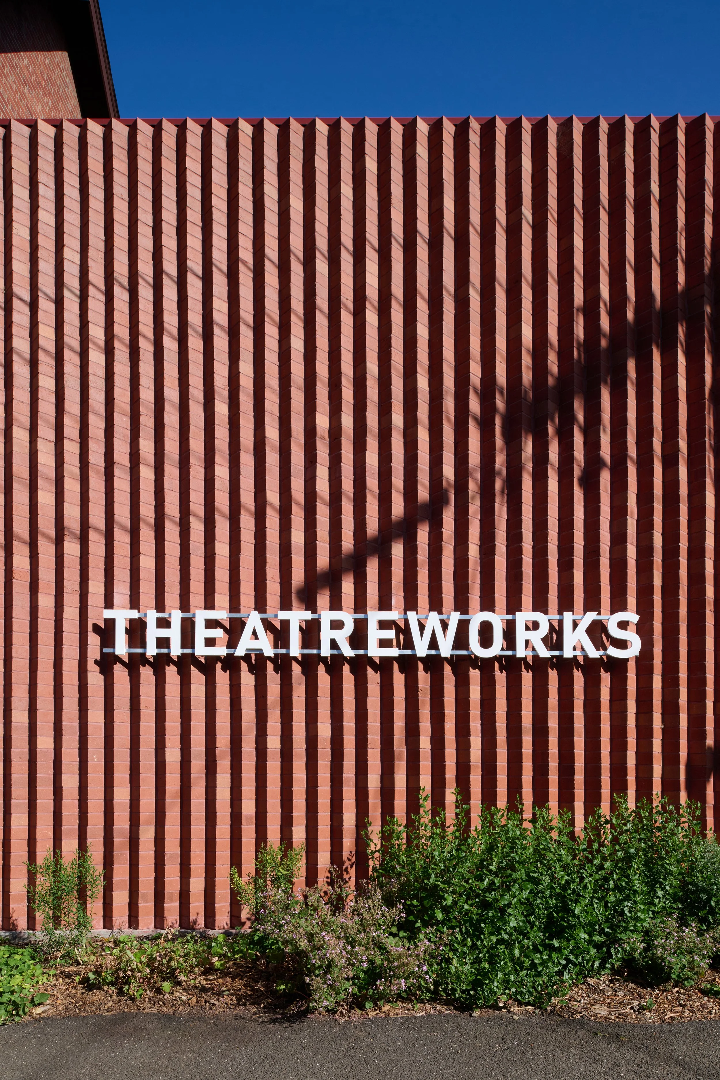 05_11281-small_Theatreworks_NelsonKoo_Earl Carter.jpg