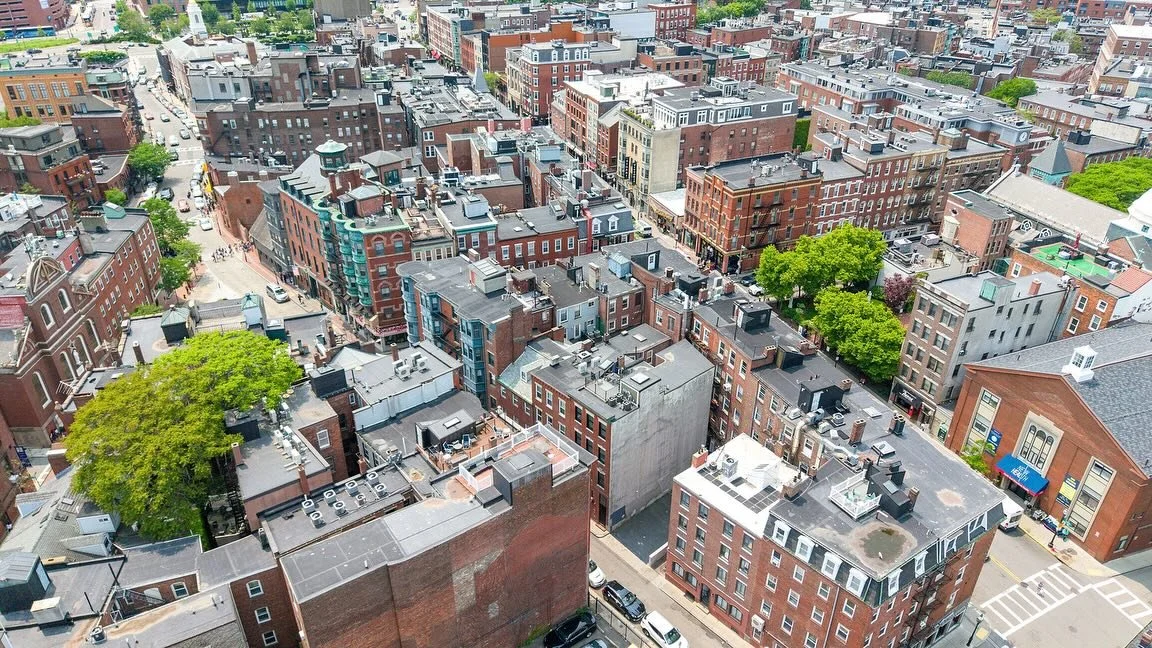 🚨 Just Listed | 5 Garden Ct Unit 3, North End 

Rare Like New Construction in the Heart of the North End! Stunning 2 bed, 2 bath full-floor residence in a fully rebuilt 4-story brownstone on one of the neighborhood&rsquo;s most desirable streets. Th