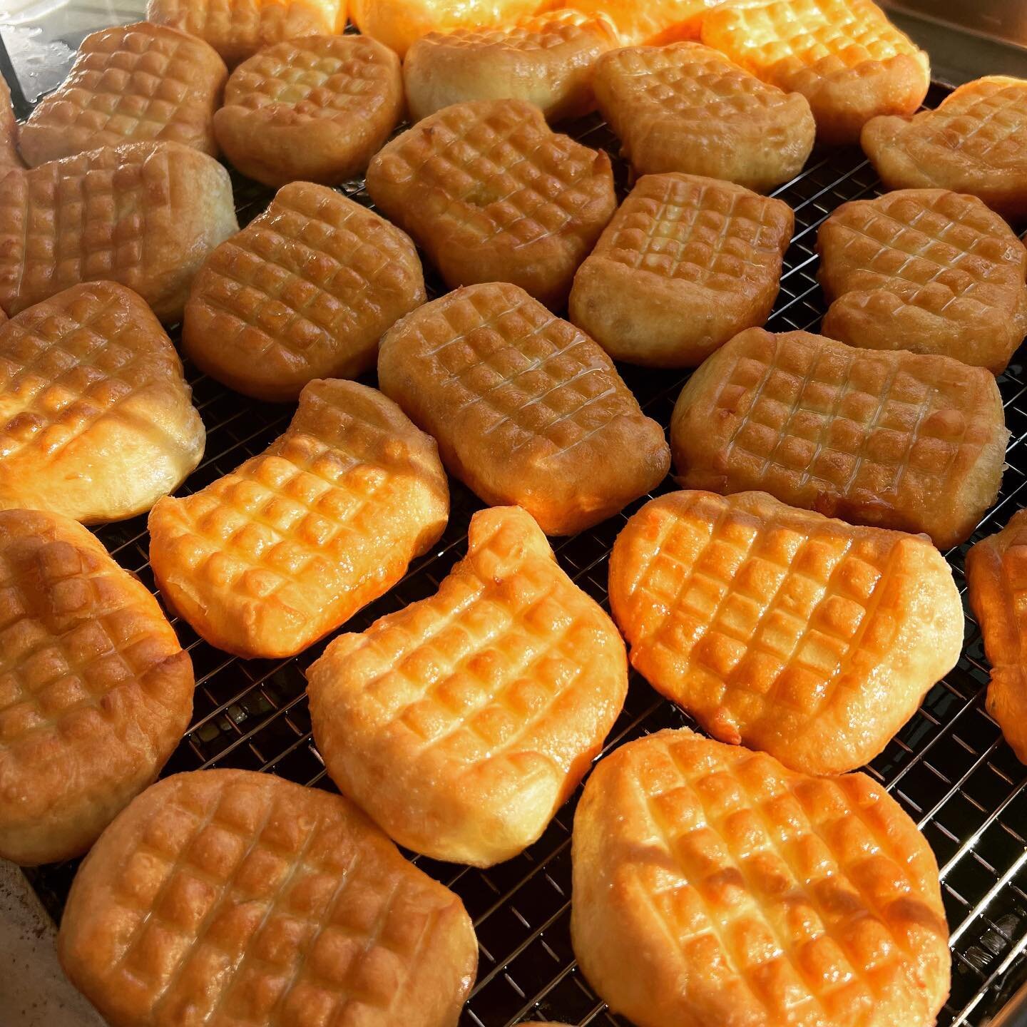 OPENING HOURS ⏰

Throw a jacket on and bring the family down! 👨&zwj;👩&zwj;👧&zwj;👦

Buy 5 donuts &amp; get 1 FREE‼️

📍Lake Weeroona

Friday  8:30am 👉 5:30pm
Saturday  8:30am 👉 5:30pm
Sunday  8:30am 👉 5:30pm

📍Bendigo Showgrounds Market

Sunda