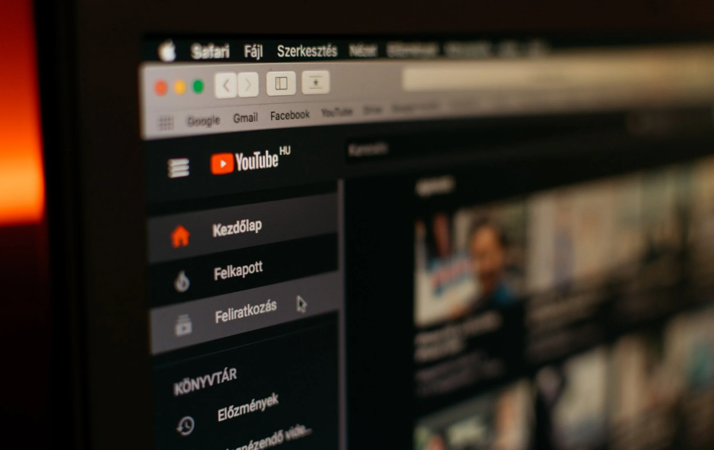 Screenshot of a YouTube homepage on a computer screen with menu options in Hungarian, including 'Kezdőlap,' 'Felkoppott,' and 'Feliratkozás,' showing a blurred video thumbnail and navigation bar at the top.