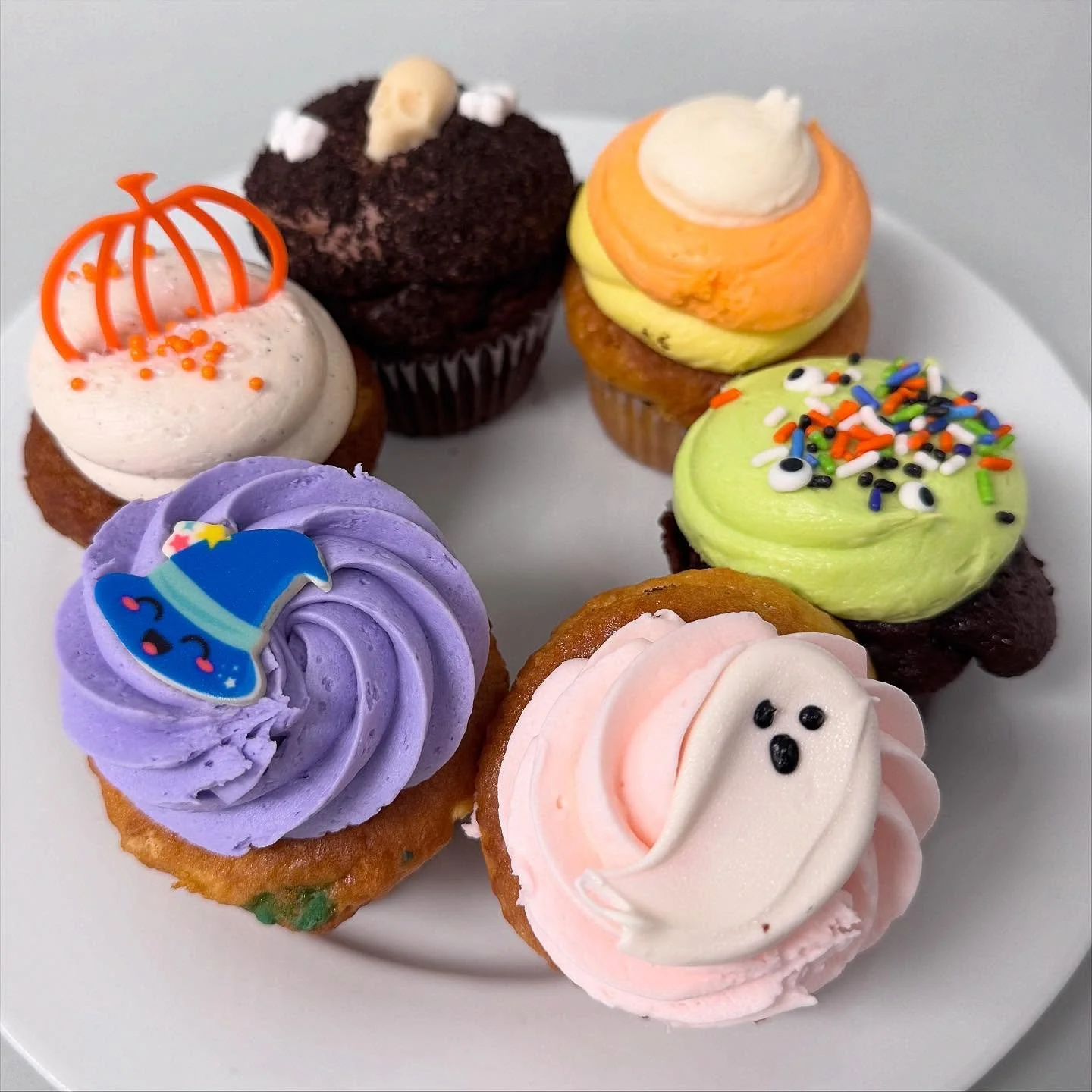 It&rsquo;s officially SPOOKY SZN at Kupcakes &amp; Co! Our Halloween menu dropped today and we can&rsquo;t wait for you to try it 🎃 Head over to our online store to place your orders, or stop by the bakery! 

Kupcakes.shopsettings.com

🦇HALLOWEEN C