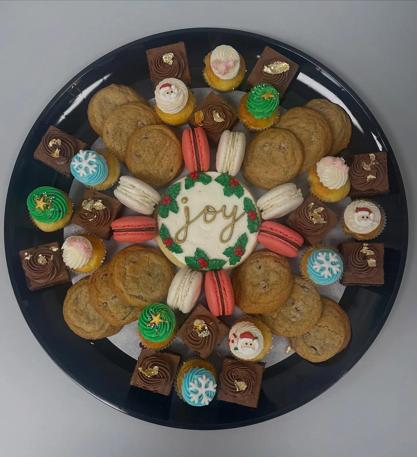 🎄✨ HOLIDAY GIVEAWAY! ✨🎄

Whether you&rsquo;re hosting a holiday party, gathering the girls for a festive night in, or creating a dessert spread for family, our holiday treat platters are the sweetest way to celebrate the season ❄️🤍

🎁 One lucky w