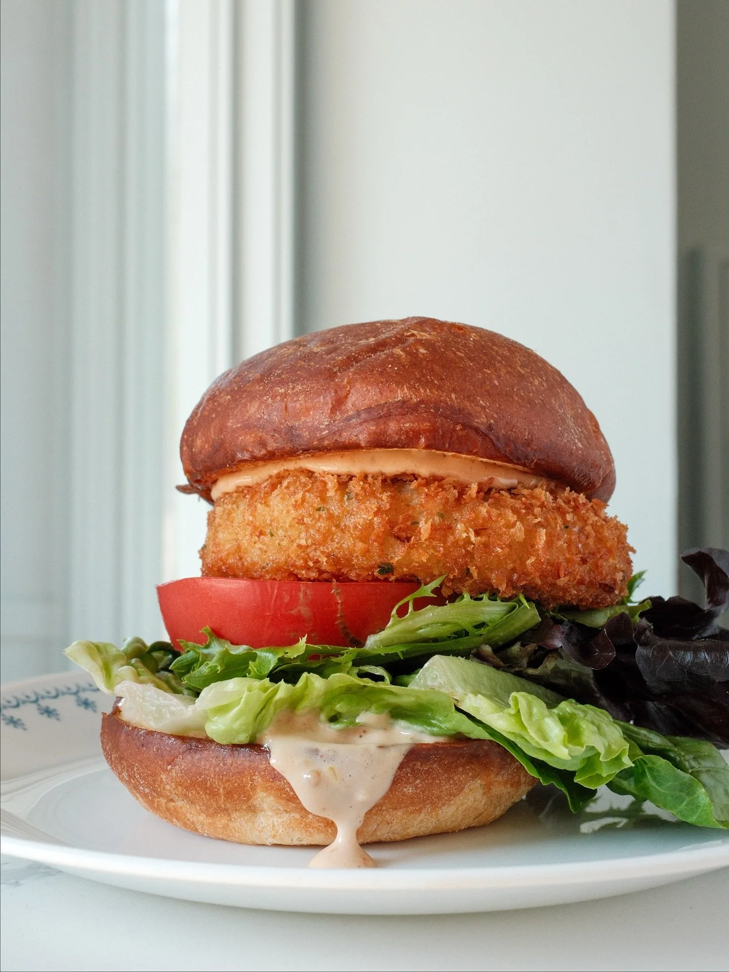 Love at first sight?  We like to think so. Stop in and wrap your mouth around this or any one of our sandwiches today!  Who knows, you might find your next lover. 
//
Crispy Oregon bay shrimp cake, @boldlygrownfarm heirloom tomato, crisp lettuces and