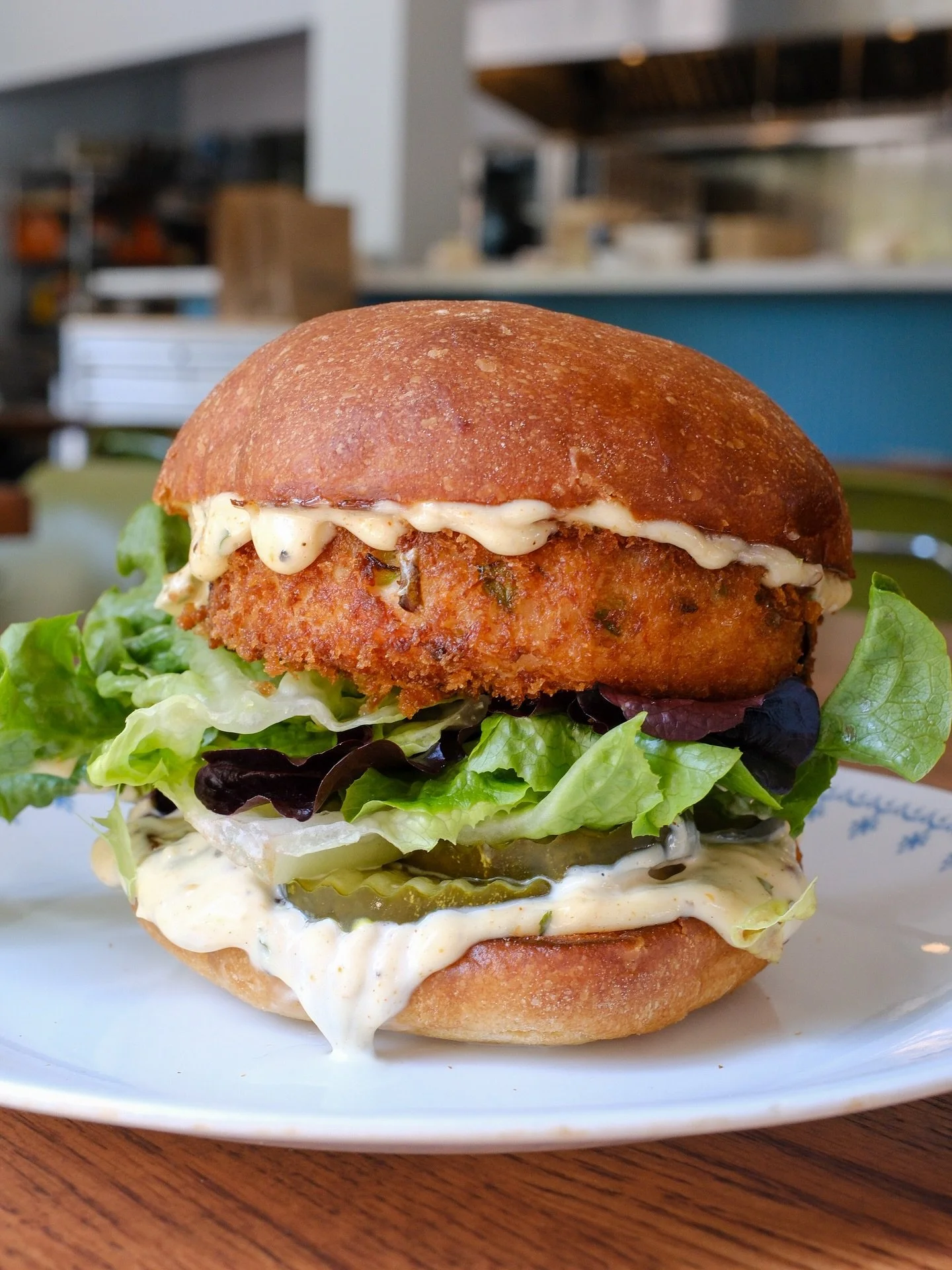 Golden, crispy perfection 🦀 ✨ Blue crab cake with zesty remoulade, dill pickles and shredduce - lunch is calling your name!!!
//
#seattlesandwich #crabcake #bluecrab #sandwichinseattle