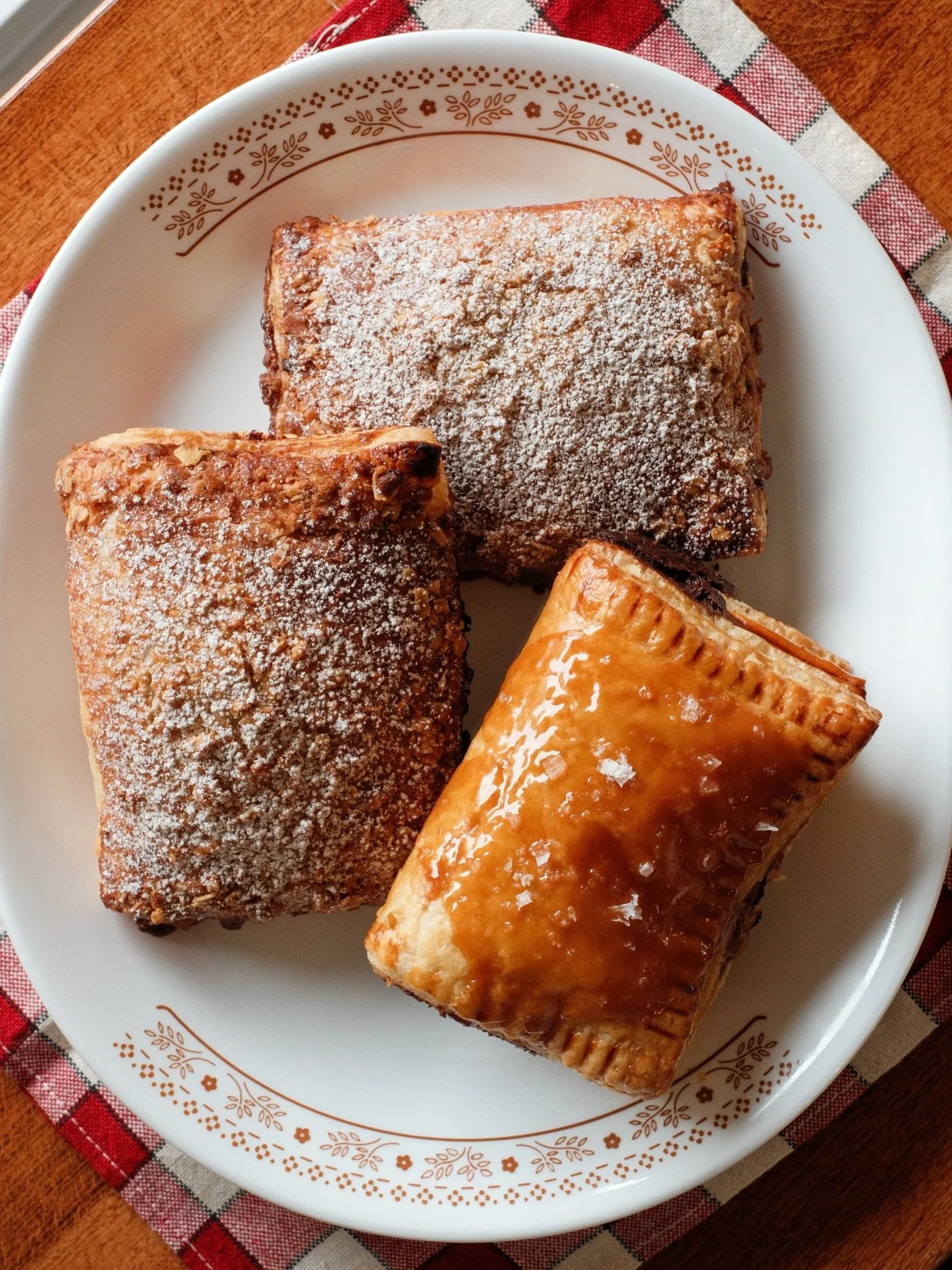 4 more days to pre-order our Family Size Pop-tarts for Thanksgiving/Friendsgiving.  Both flavors are loaded in the pastry case, personal sized 🥰 just for you.
🍎 Spiced Apple &amp; Persimmon with Oat Streusel
🍫 Salted Chocolate Pecan with Caramel G