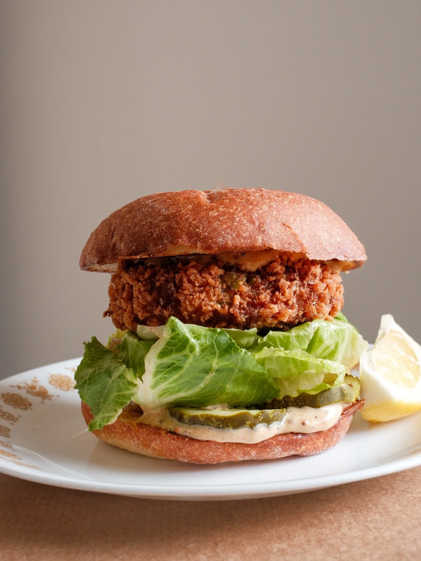 🦀Don&rsquo;t be crabby just be happy! For a limited time come in and enjoy our Snow Crab Crispy Cakes. Fresh snow crab cake with gluten free panko, lettuce, pickles, zesty remoulade all on a potato bun. Don&rsquo;t forget to ask for gluten free brea
