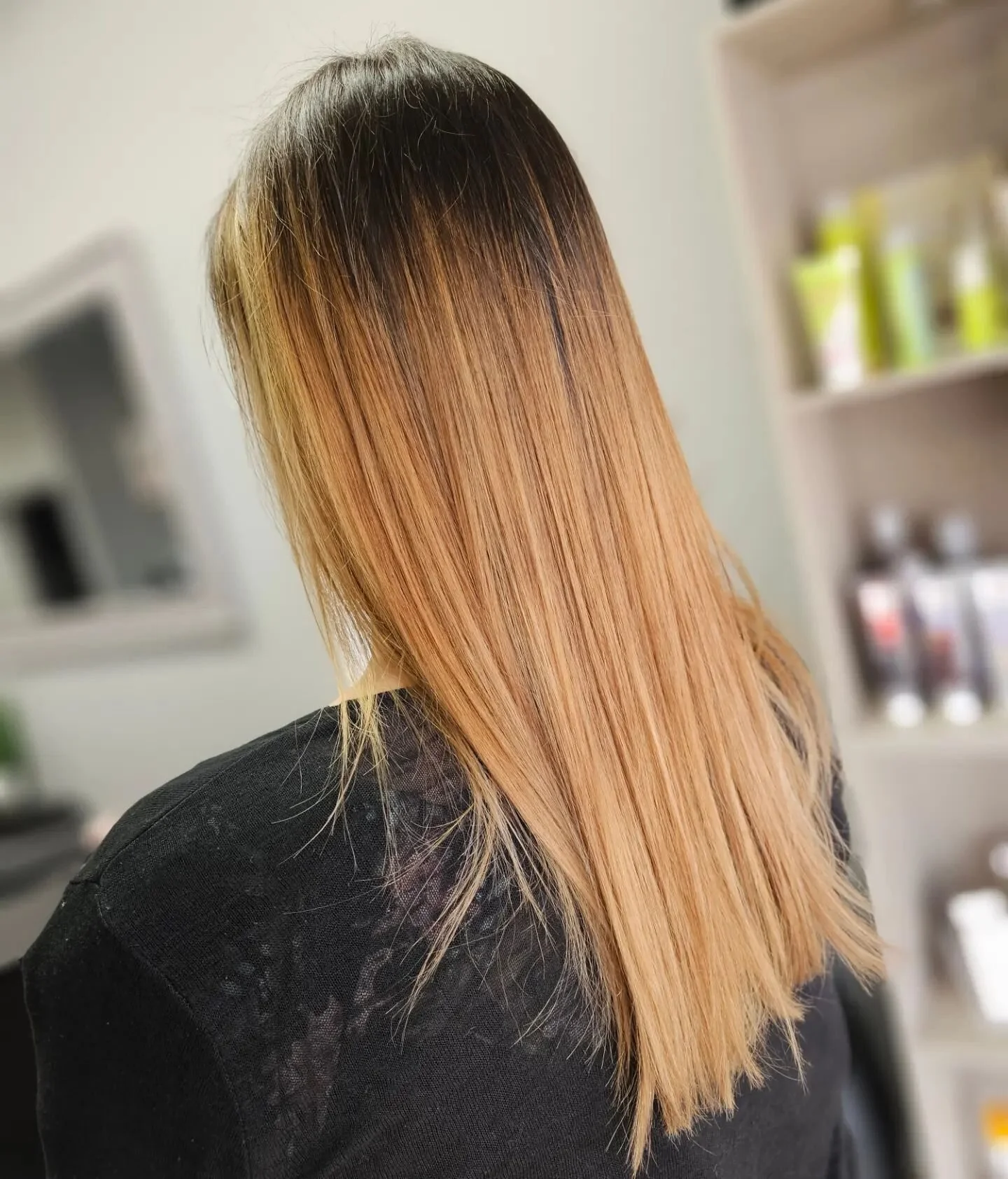 Bright honey/caramel foilayage for this first session!🍯🔥

The key going from dark to blonde is trust the process and have patience! 

Swipe➡️ to see the before of this huge transformation done by Kallie!

Ready to book your summer colour? Cut? Dm t