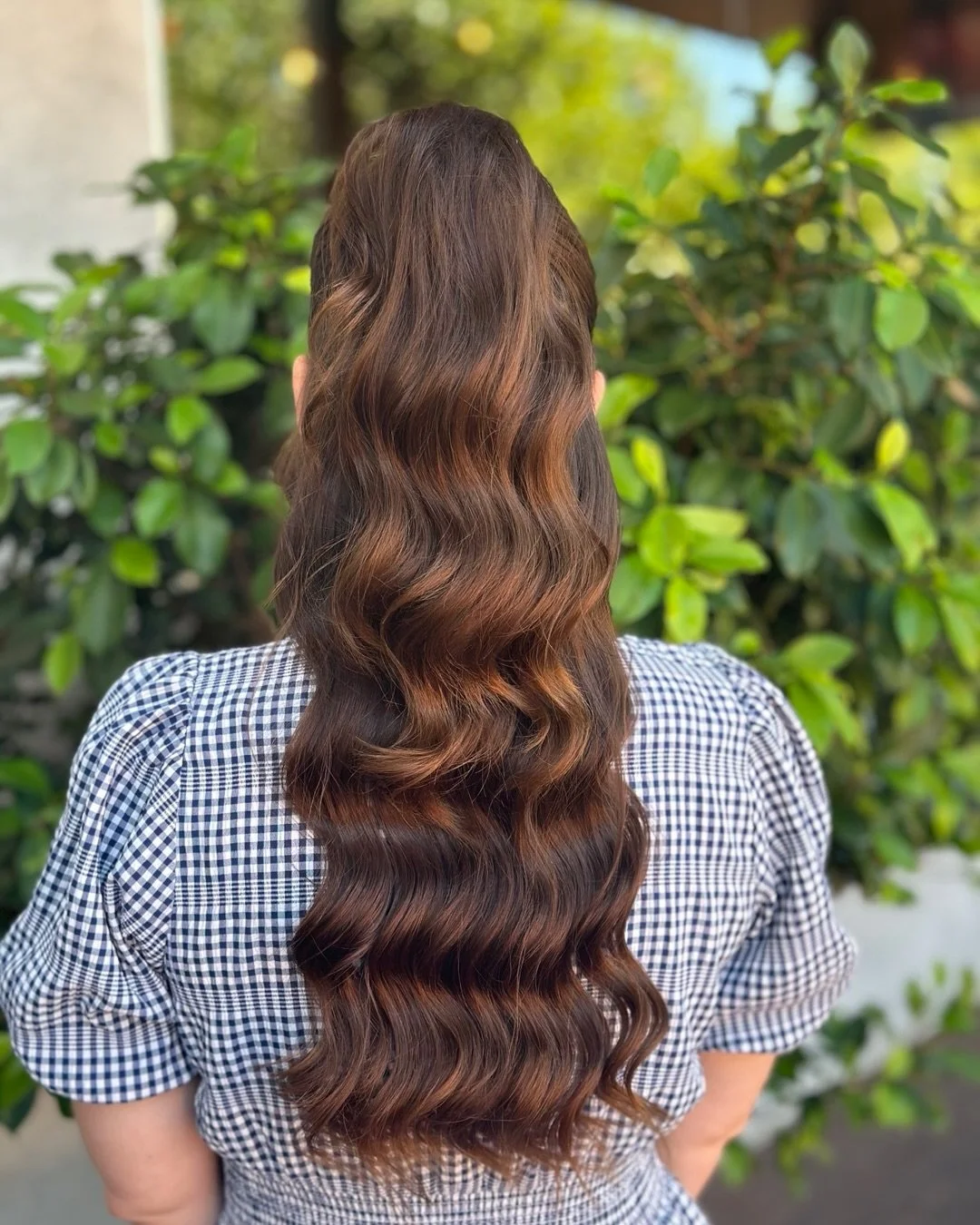 Effortless style from old Hollywood called&hellip;. And we answered. 
Polished at the crown, soft vintage curls cascading with timeless glam. 
A little retro, a lot of elegance, and forever iconic ☺️ 

Proof that classic never goes out of style. 

#V