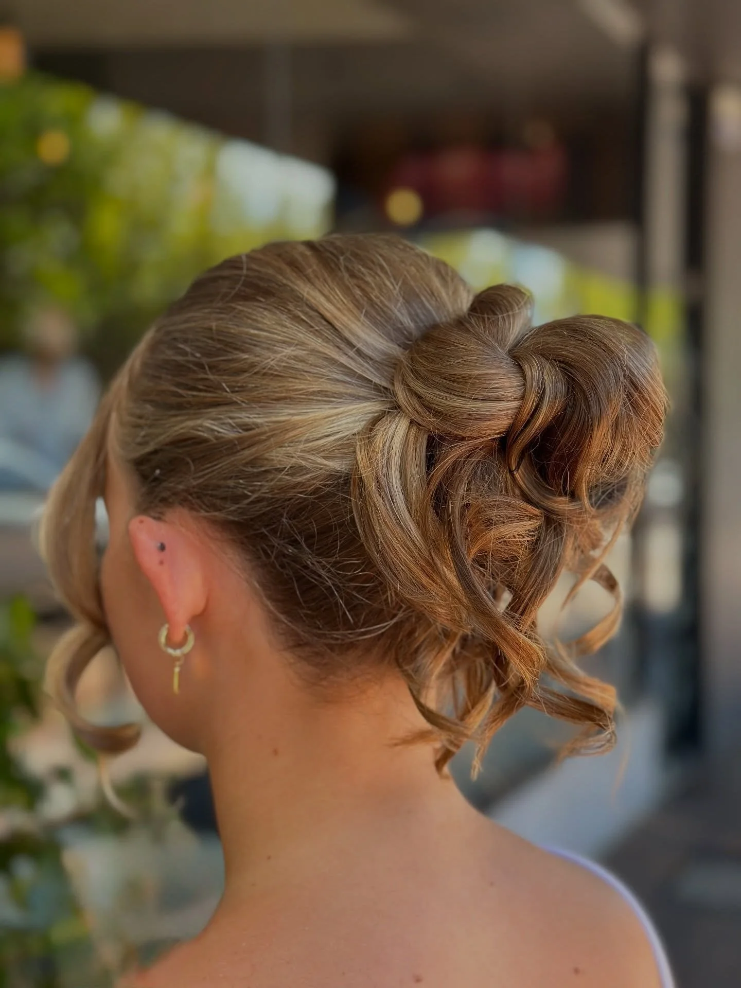 Golden glow + soft twists = main character energy✨

School ball season is well underway and we have limited availability for all your hairstyling needs!🎀

Secure your glam before the rush - book now to turn heads on your big night🤍

Styled by our t