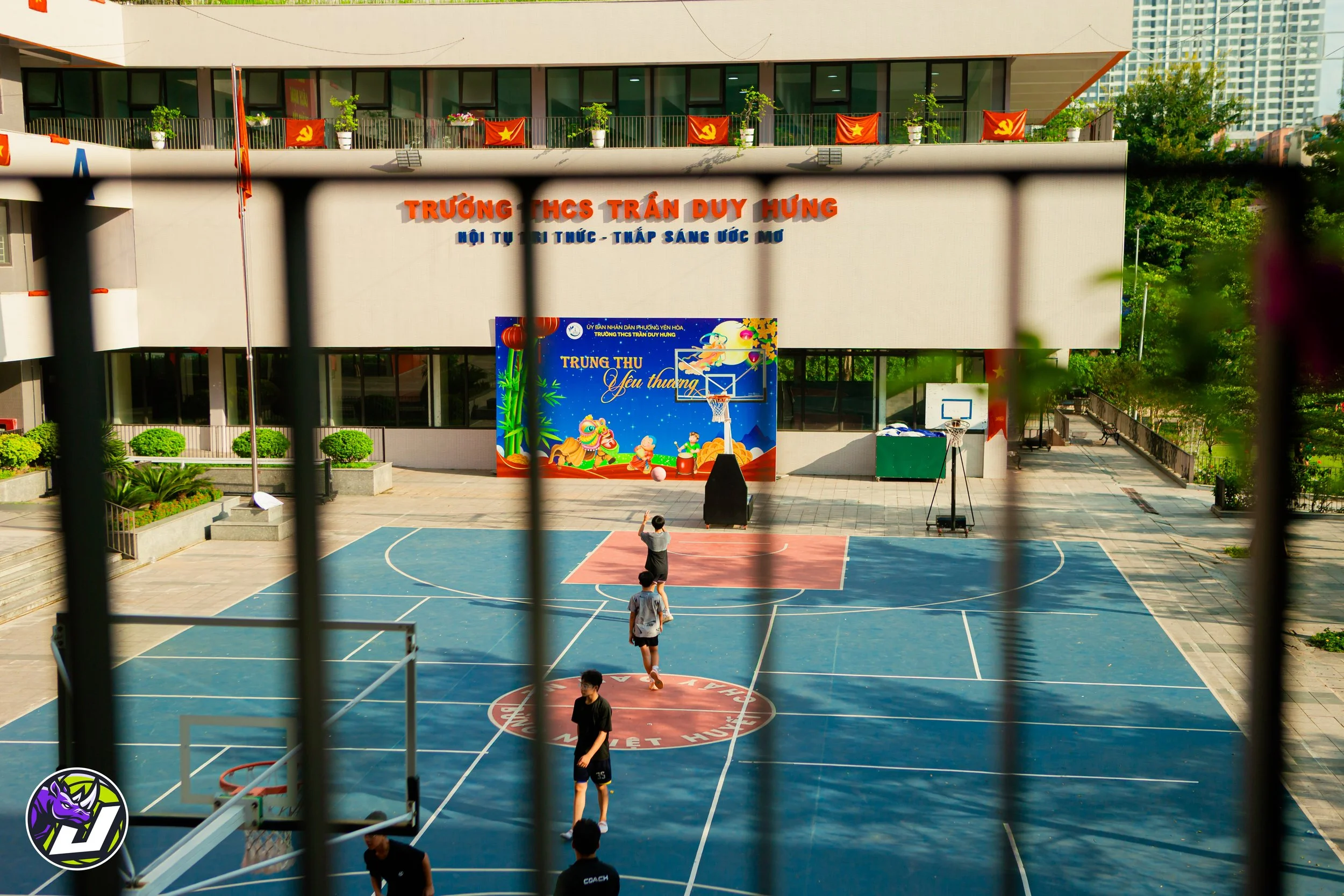 Sân bóng rổ Ngoài trời Trần Duy Hưng (Trung Hoà Nhân Chính) | Học bóng rổ cùng Junsport tại đây