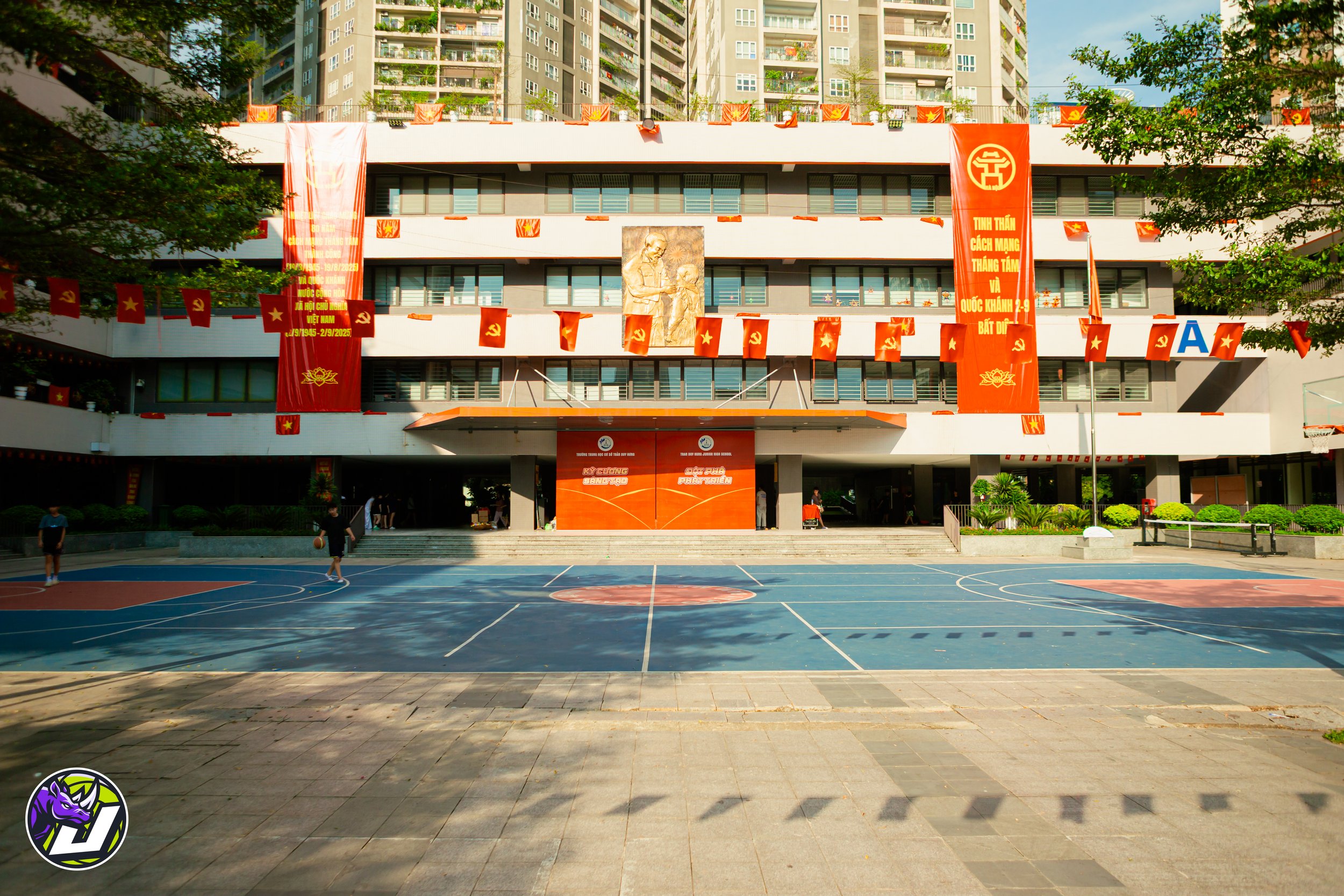 Sân bóng rổ Ngoài trời Trần Duy Hưng (Trung Hoà Nhân Chính) | Học bóng rổ cùng Junsport tại đây