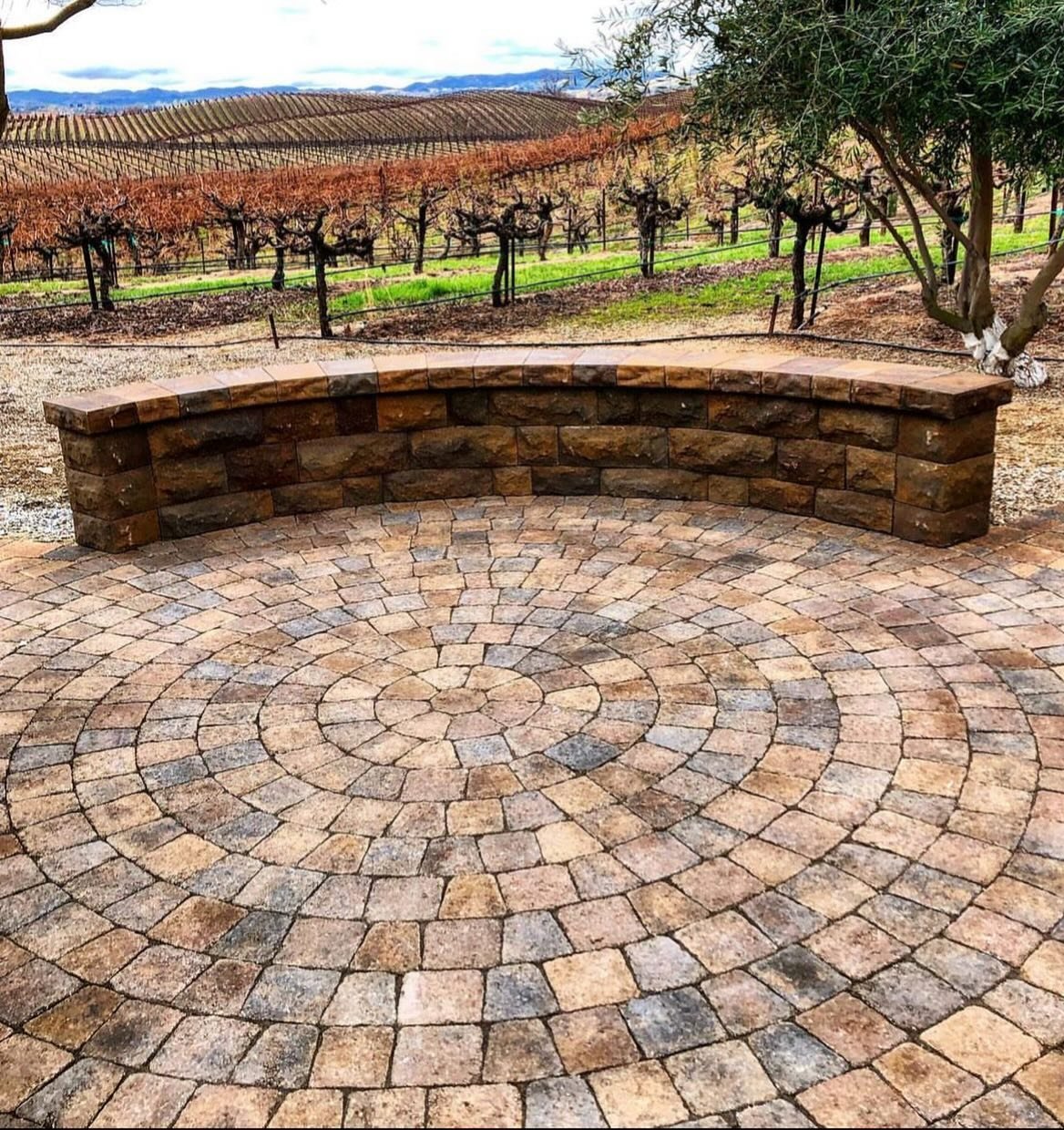 💭 Imagine yourself stepping onto this new patio, perched high above the sprawling vineyard. As you take a seat, you are greeted by a tranquil ambiance, surrounded by the lush greenery of the grapevines. The patio is thoughttully designed to offer un