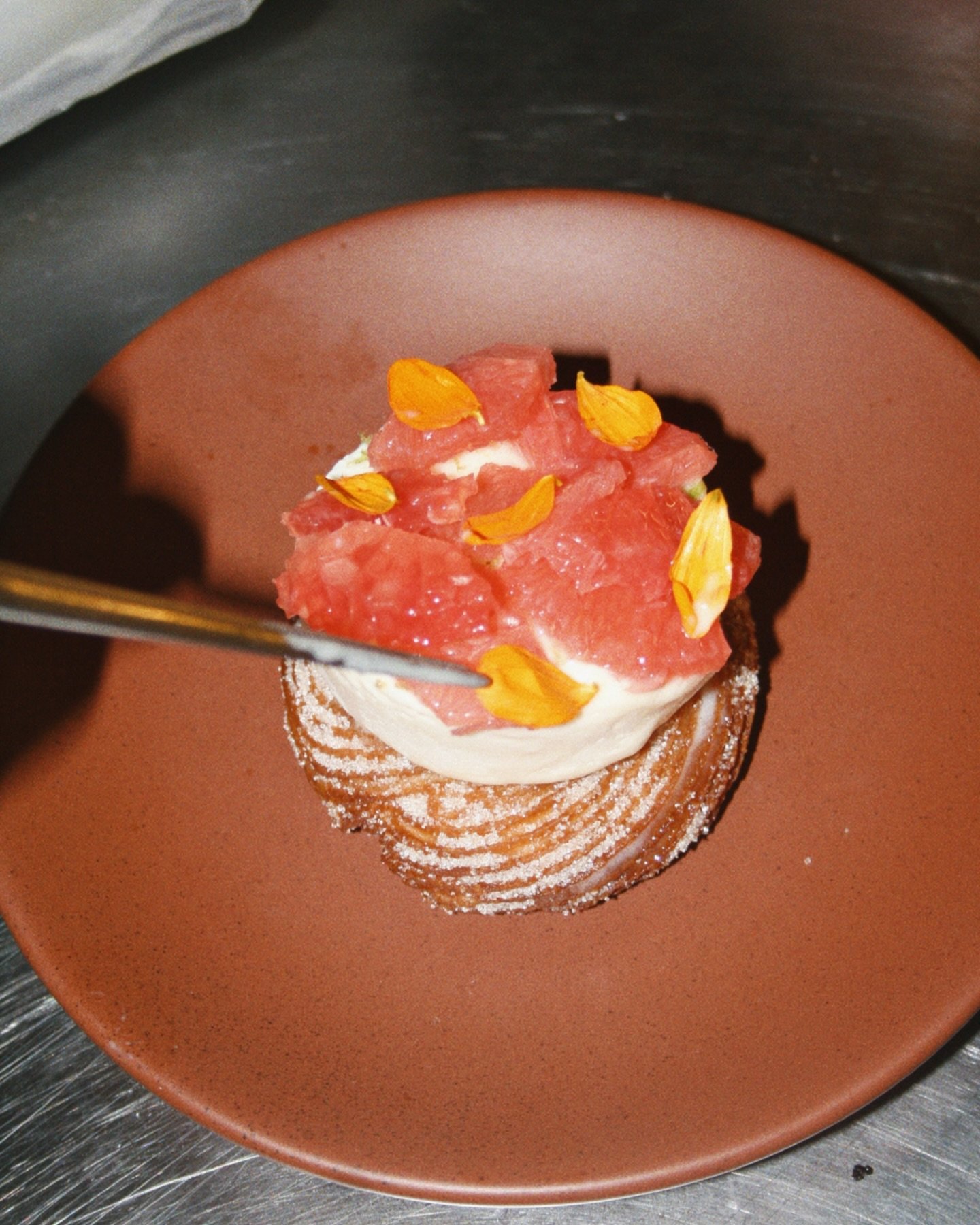 Hicimos un churro, le pusimos un semifreddo de queso de cabra arriba y lo terminamos con toronja en alm&iacute;bar de flores. 

Se dice que est&aacute; b u e n i s i m o 🤤🤤🤤

En nuestro men&uacute; de cenas 🌙✨